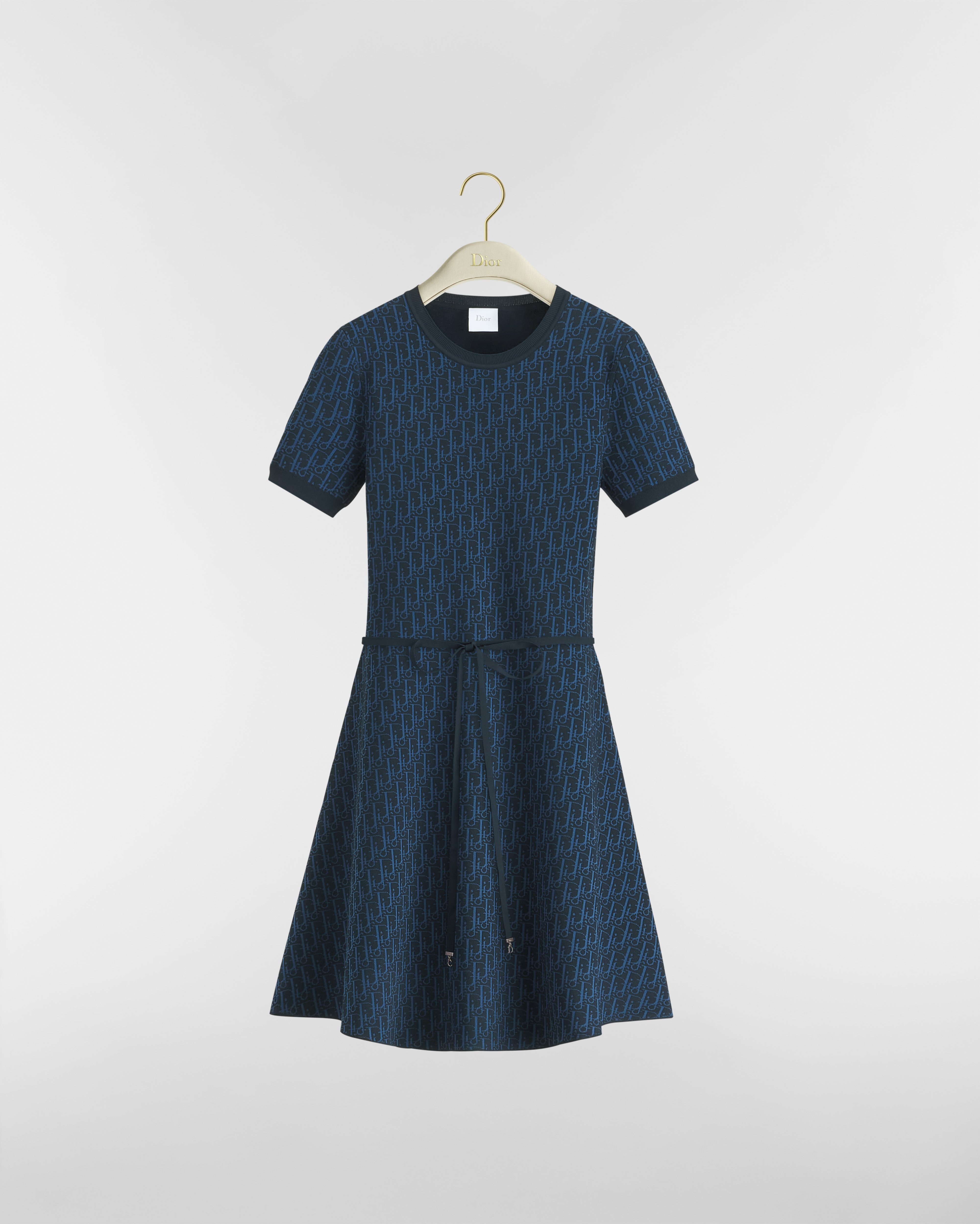 Robe courte ceinturée et évasée
