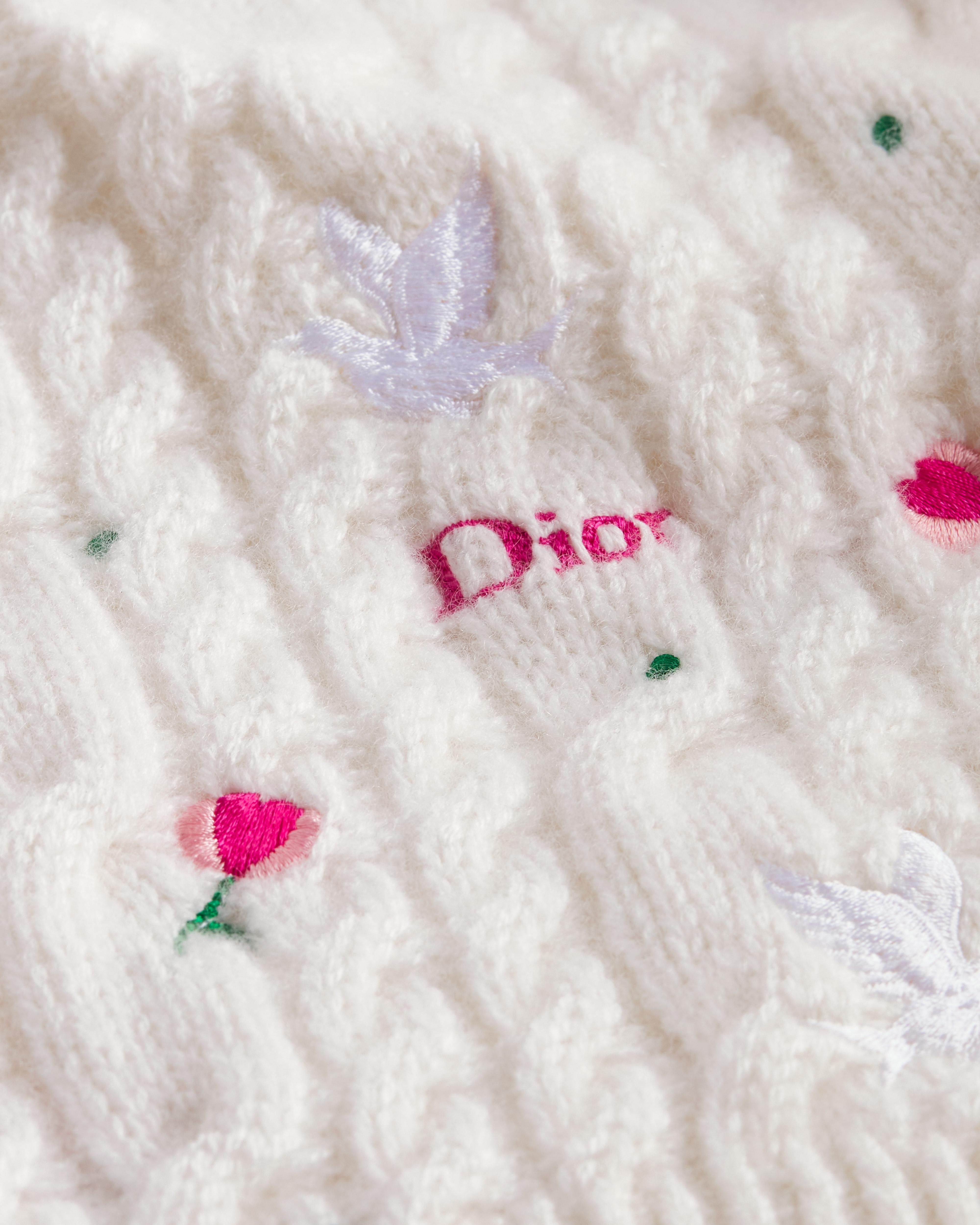 Dioramour Embroidered Short-Sleeved Sweater Ecru Cashmere Cable-Knit with Multicolor Doves & Roses Motif E09