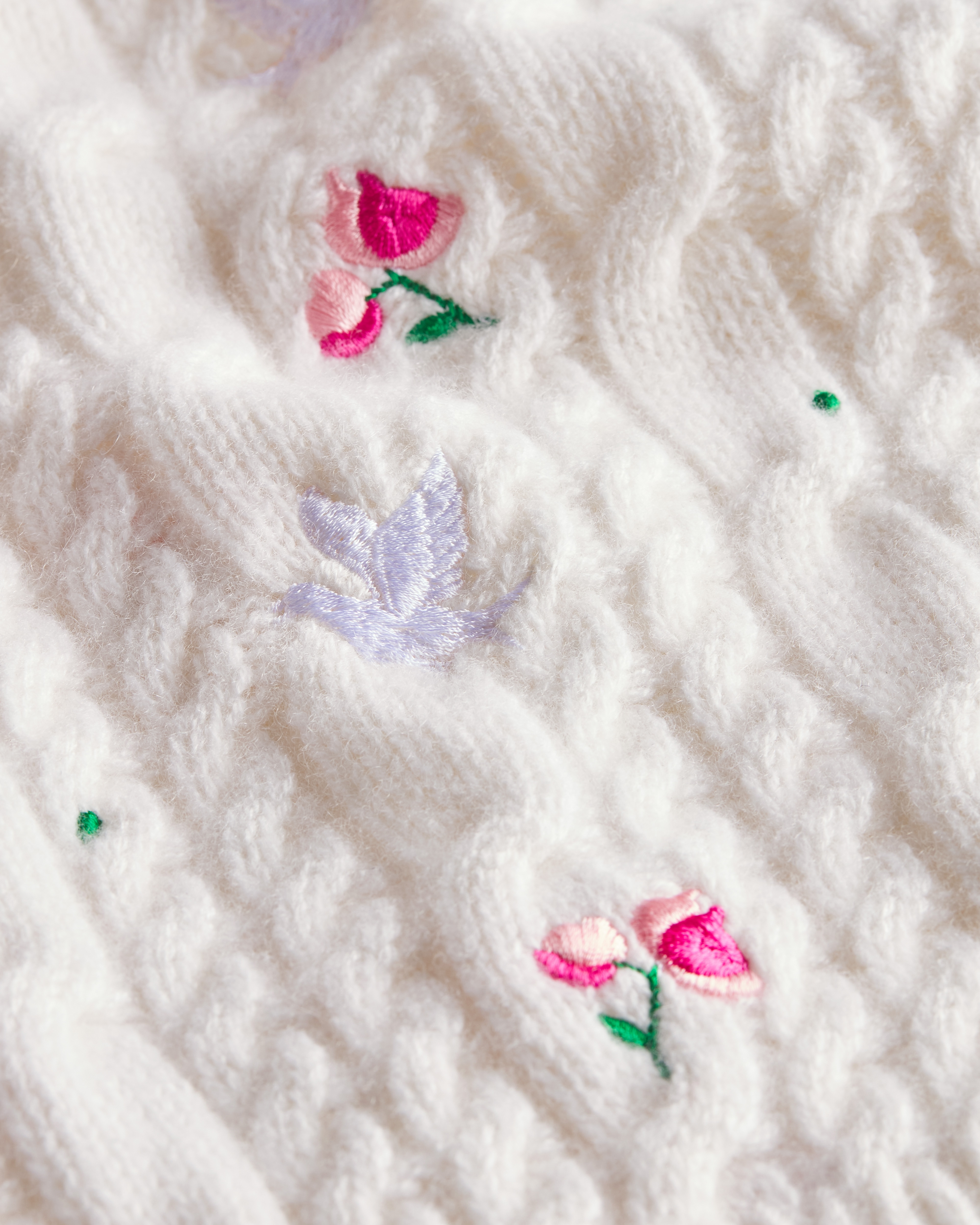 Dioramour Embroidered Short-Sleeved Sweater Ecru Cashmere Cable-Knit with Multicolor Doves & Roses Motif E10