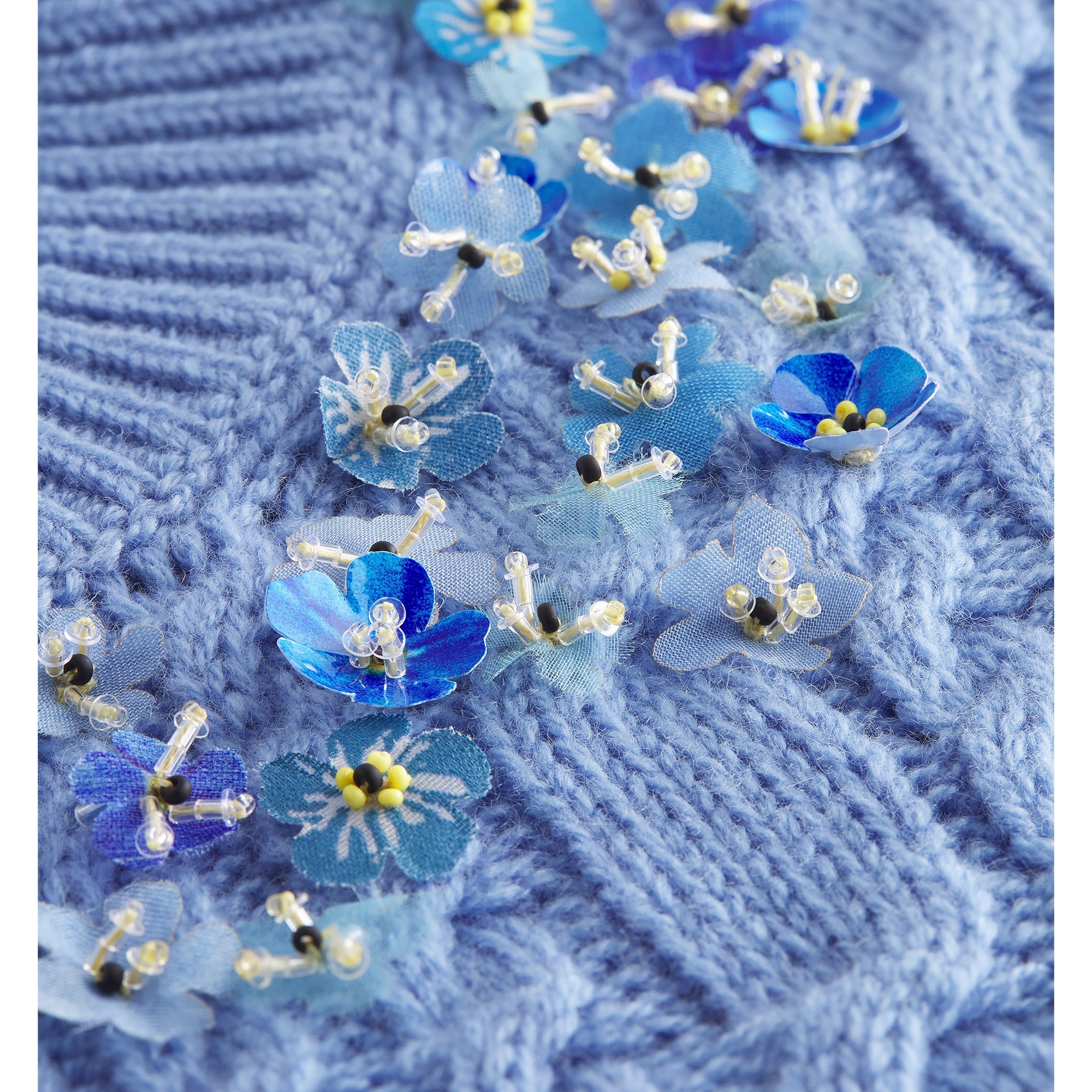 Embroidered Sweater Blue Cashmere Cable-Knit with Three-Dimensional Flowers E09