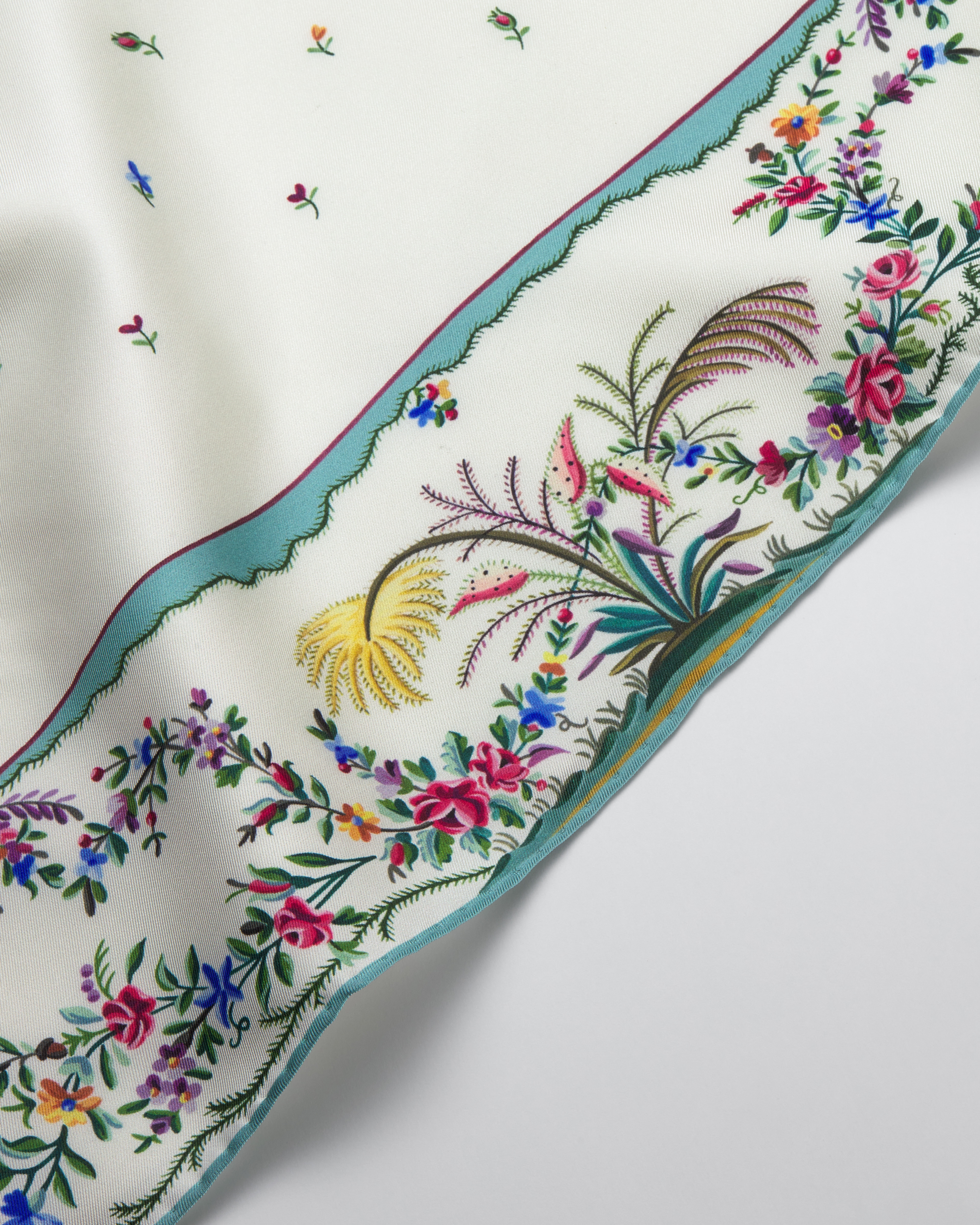 Quadratisches Dioramour Revolution Flowers 70 Tuch Seidentwill in Weiß/mehreren Farben E10