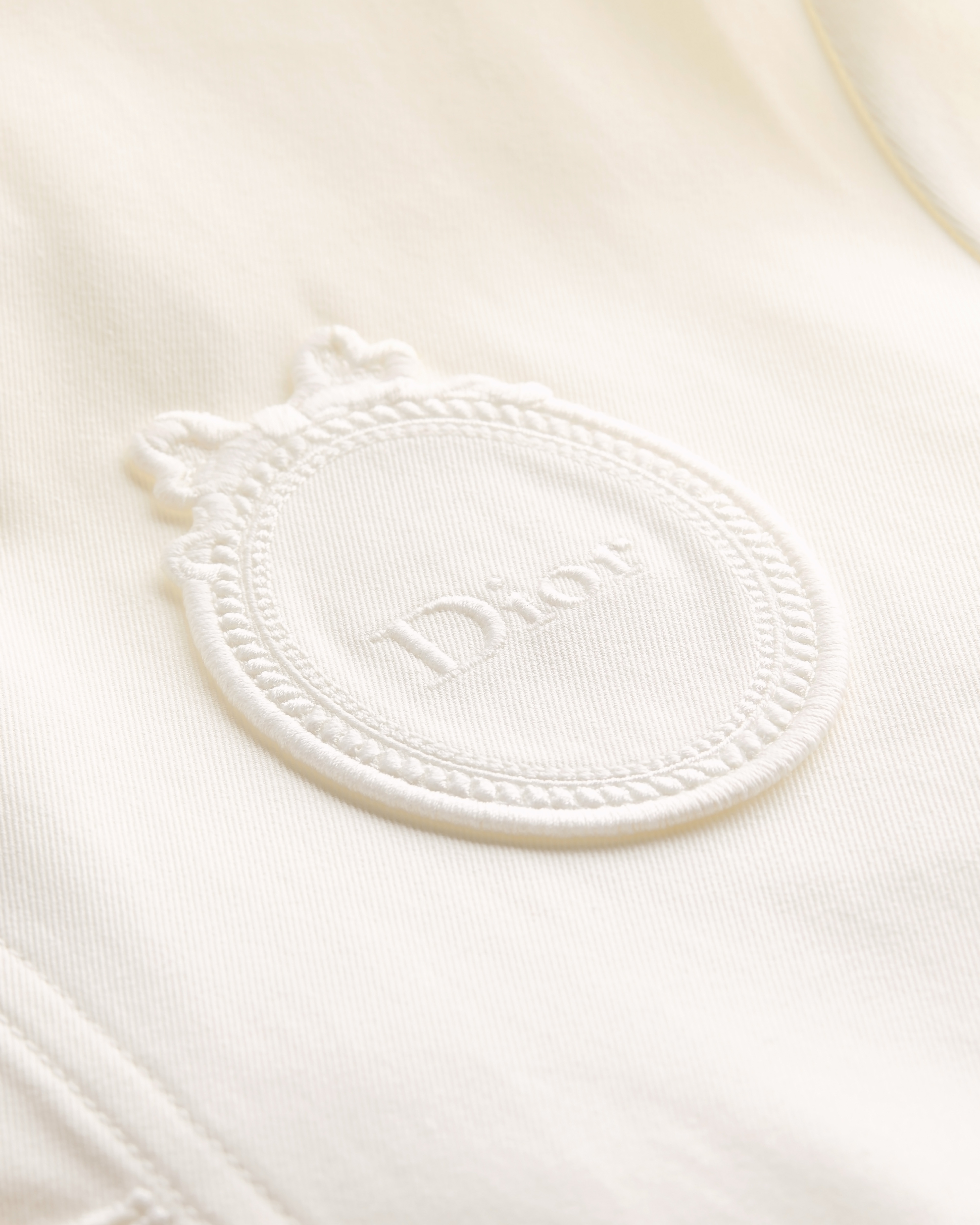 Chaqueta corta de manga corta Dior Médaillon Gabardina de algodón y seda resistente al agua color crudo E10
