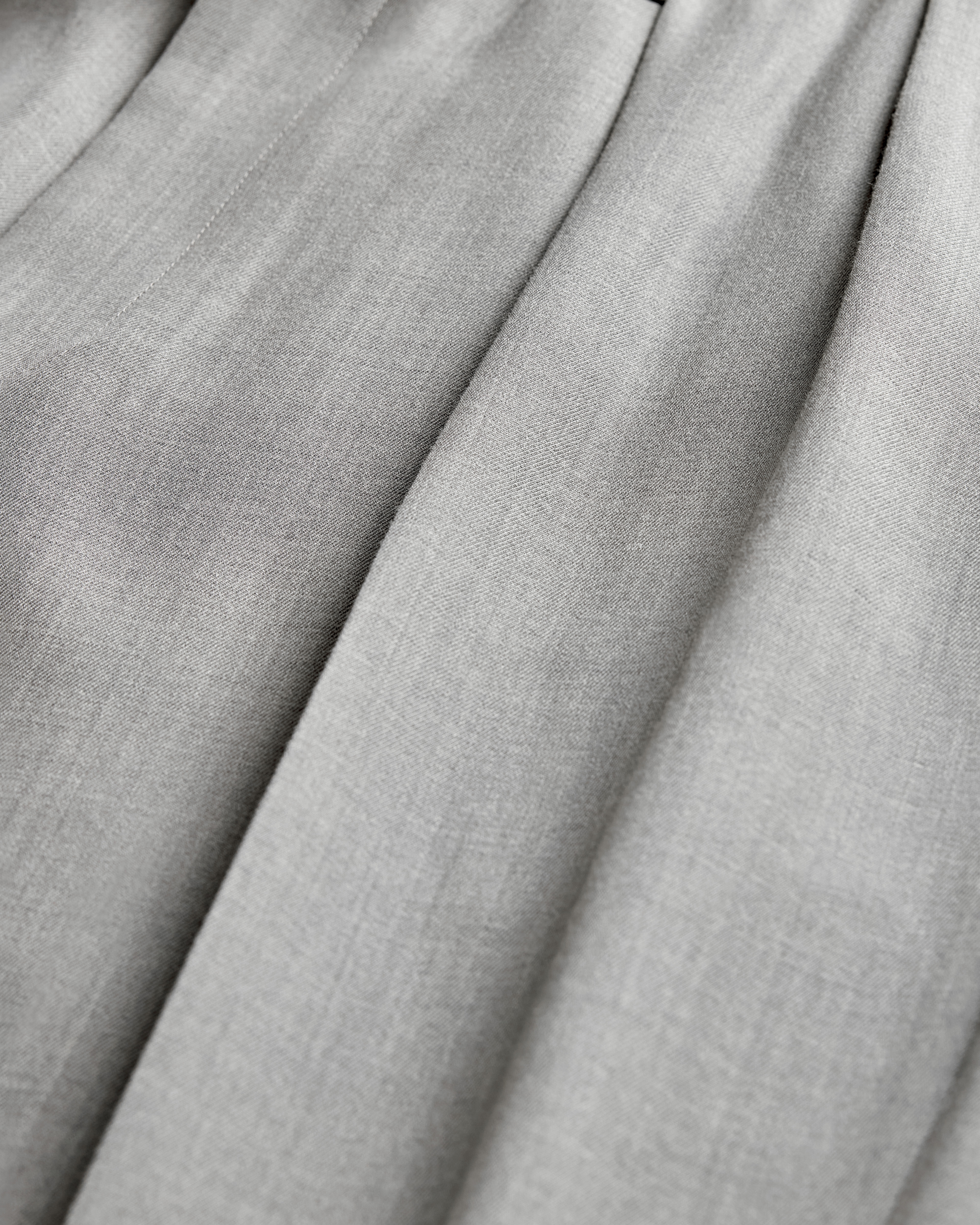 Pantalon à pinces et revers Sergé de laine vierge mélangée grise E09