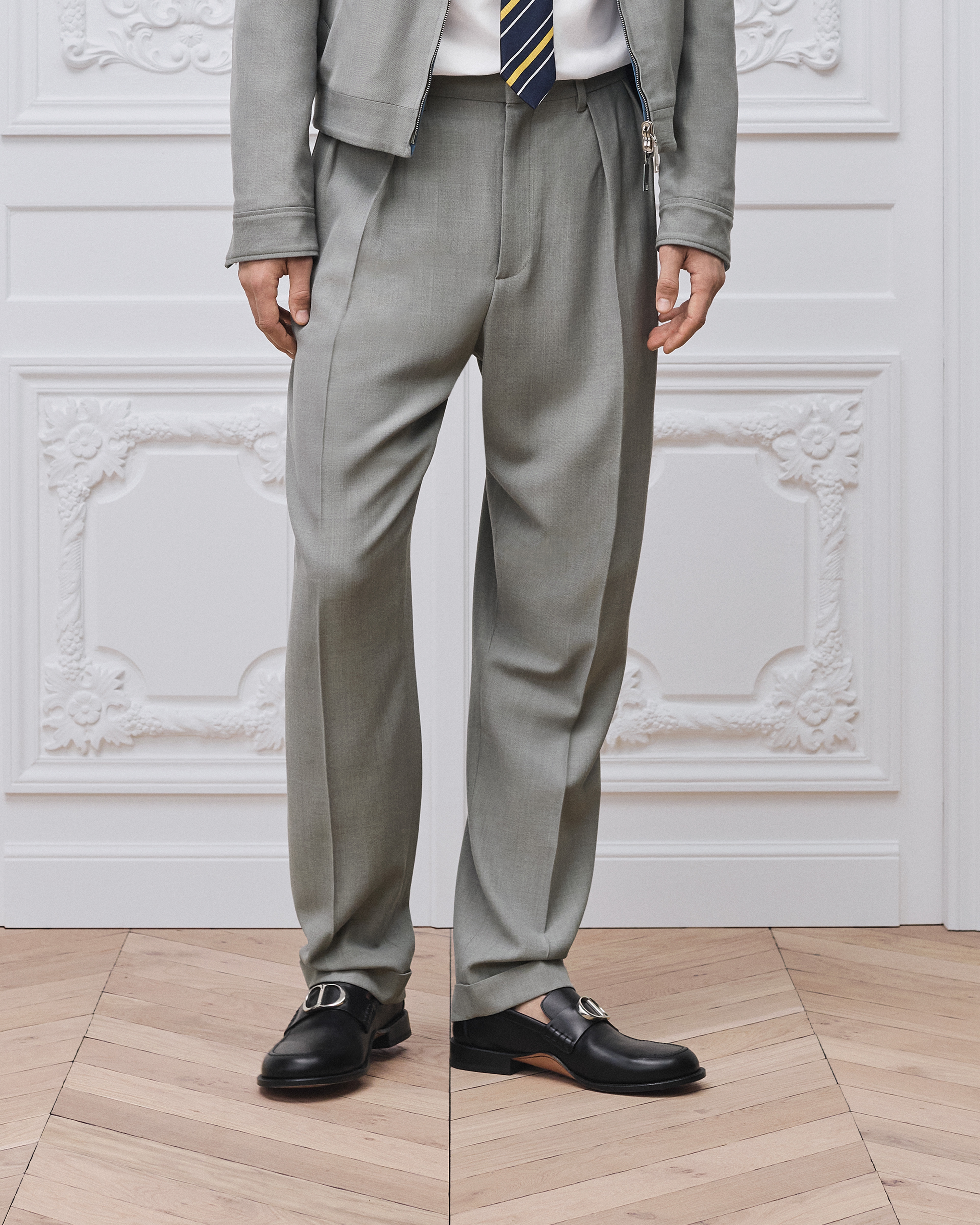 Pantalon à pinces et revers Sergé de laine vierge mélangée grise E14