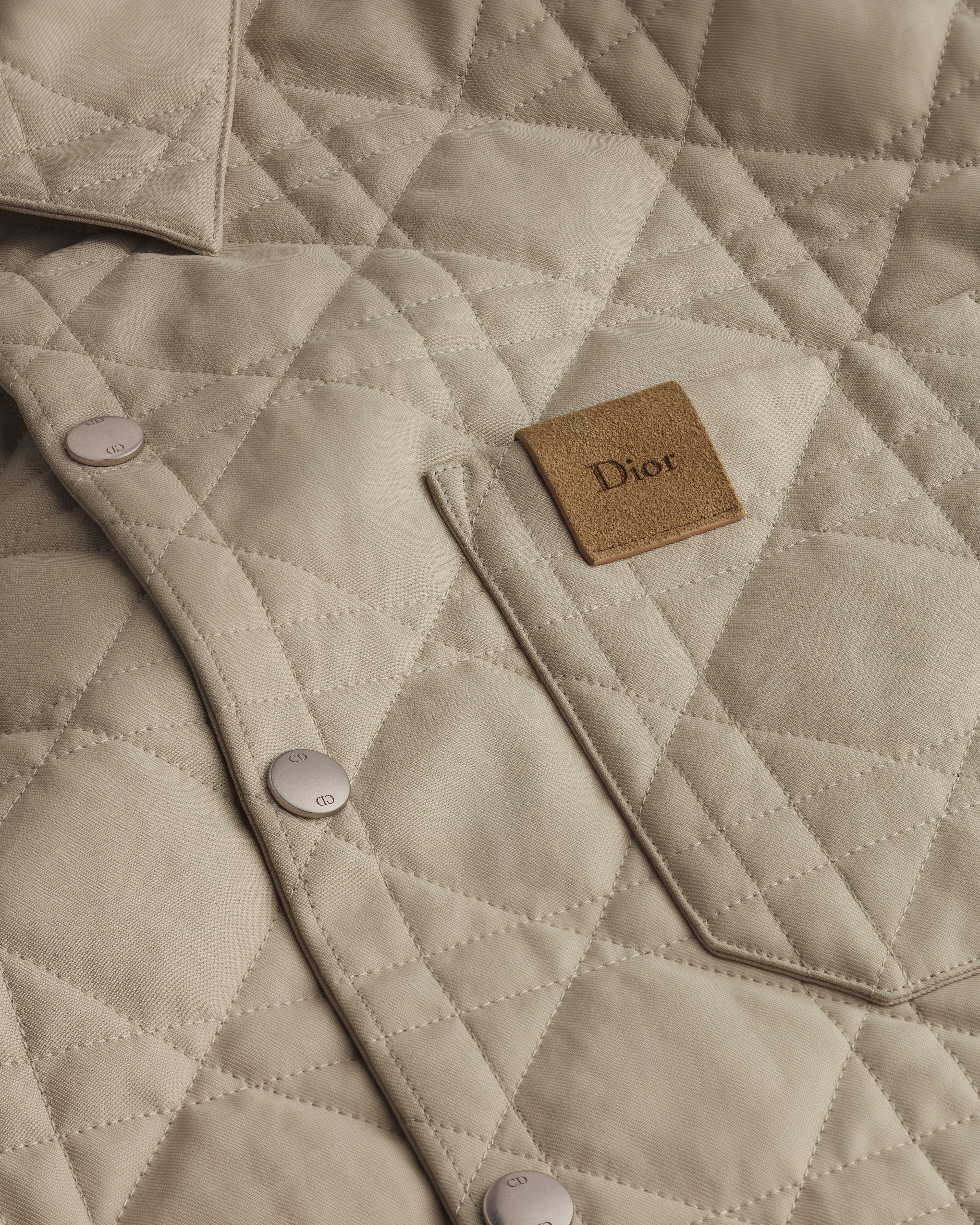 เสื้อโอเวอร์เชิ้ตลาย Cannage ประดับแผ่นหนังแบบเย็บติดลาย Dior ผ้าฝ้ายสีเบจ E09