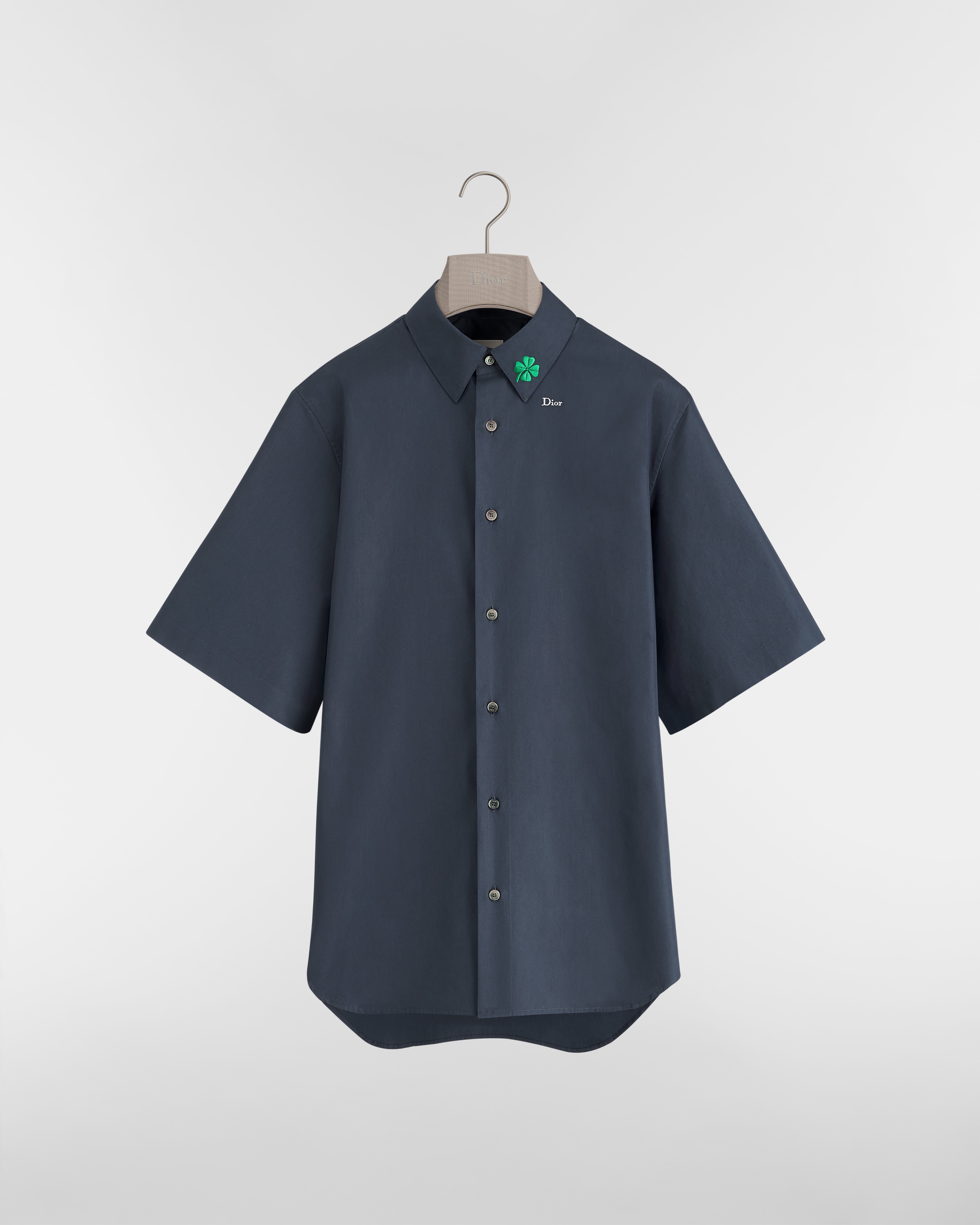 เสื้อเชิ้ตแขนสั้นพร้อมลายปัก Dior Clover ผ้าฝ้ายป๊อปลินสีน้ำเงินเนวี่ E01