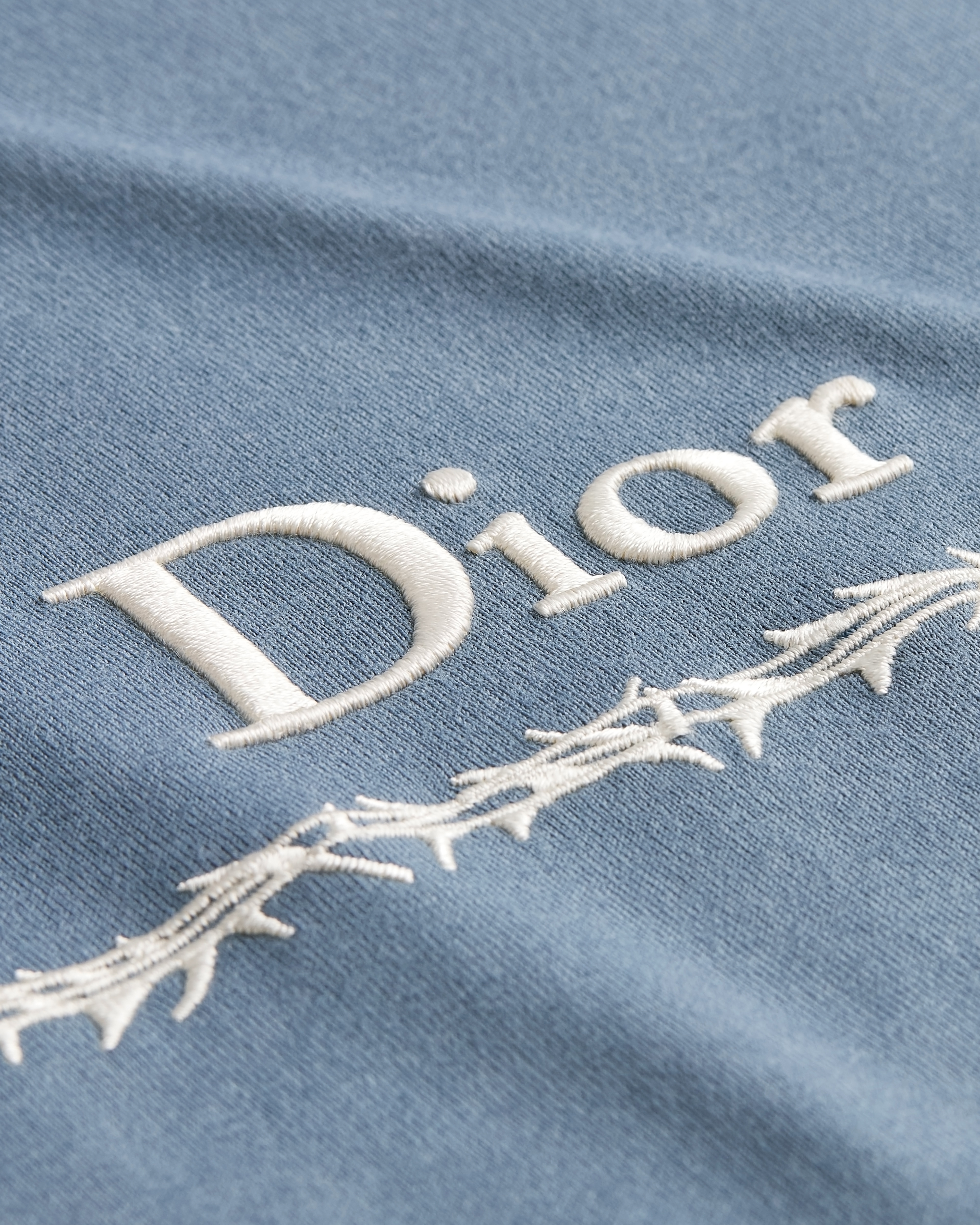 เสื้อยืดทรงรีแล็กซ์แต่งลายปัก Book Cover ผ้าฝ้ายเจอร์ซีย์สีน้ำเงินและสีขาว E09