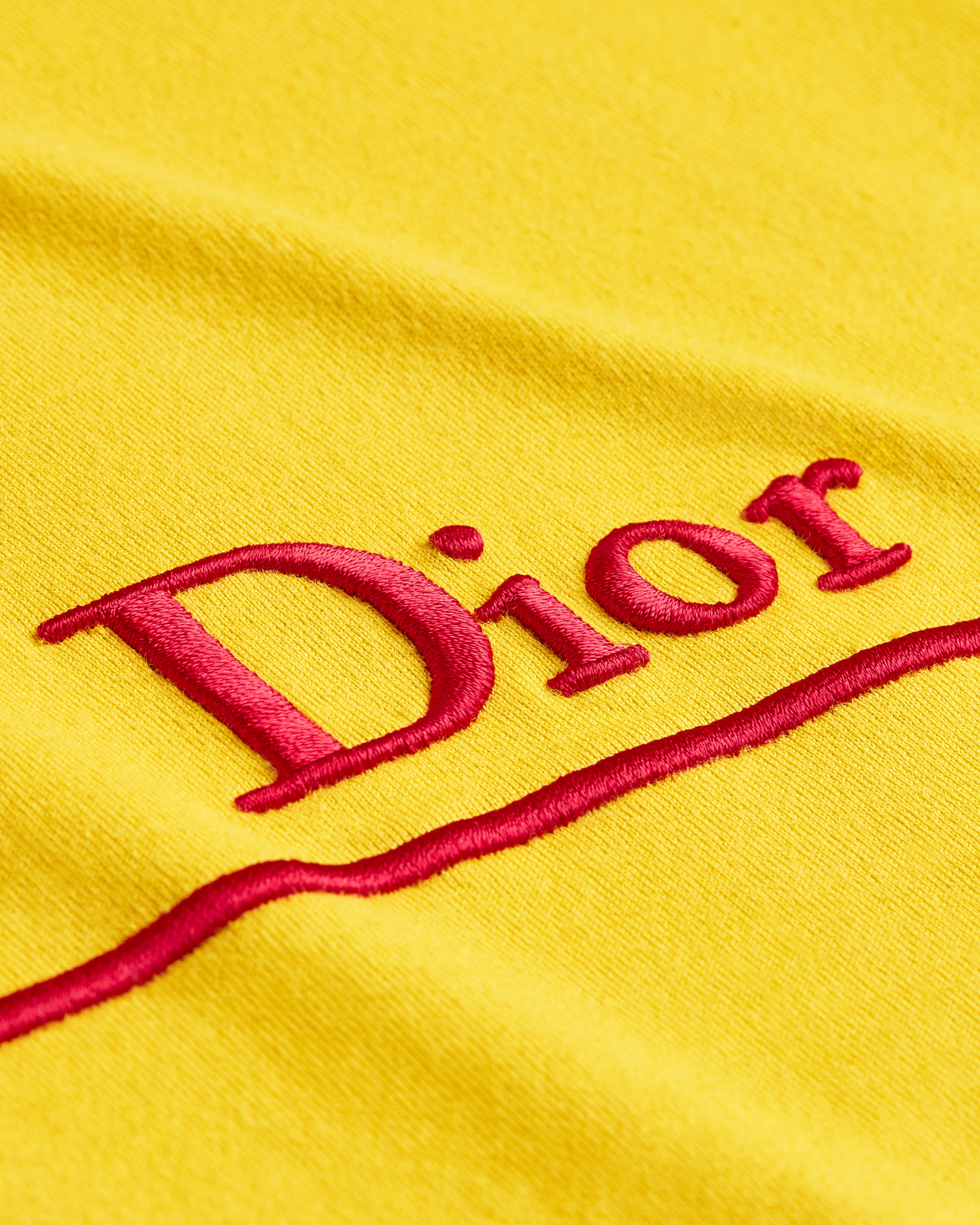 T-Shirt mit Book Cover-Stickerei, Relaxed Fit Baumwolljersey in Gelb und Rot E09