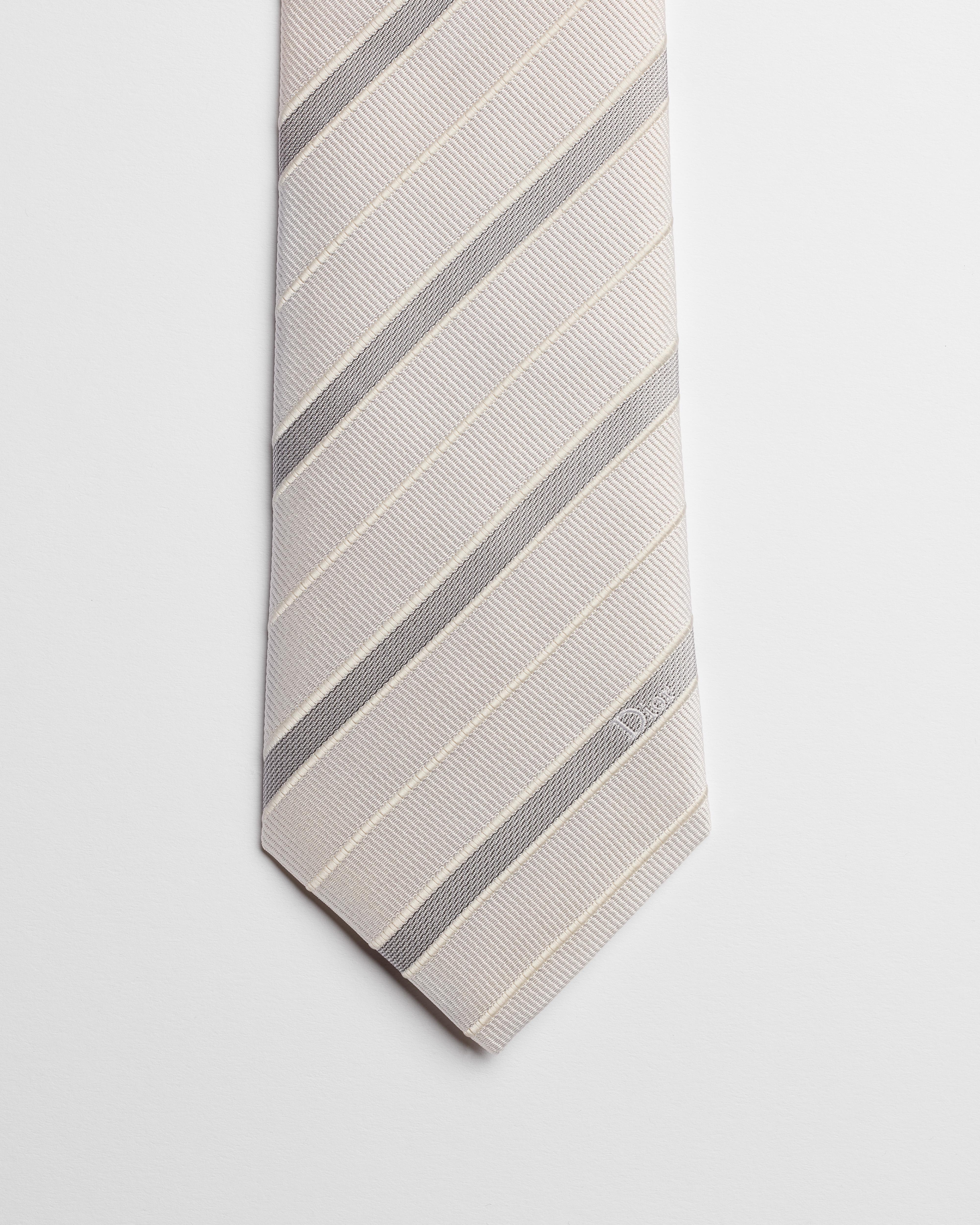 เนคไทลายทาง ผ้าไหมสีเทาอ่อนและสีขาว E10