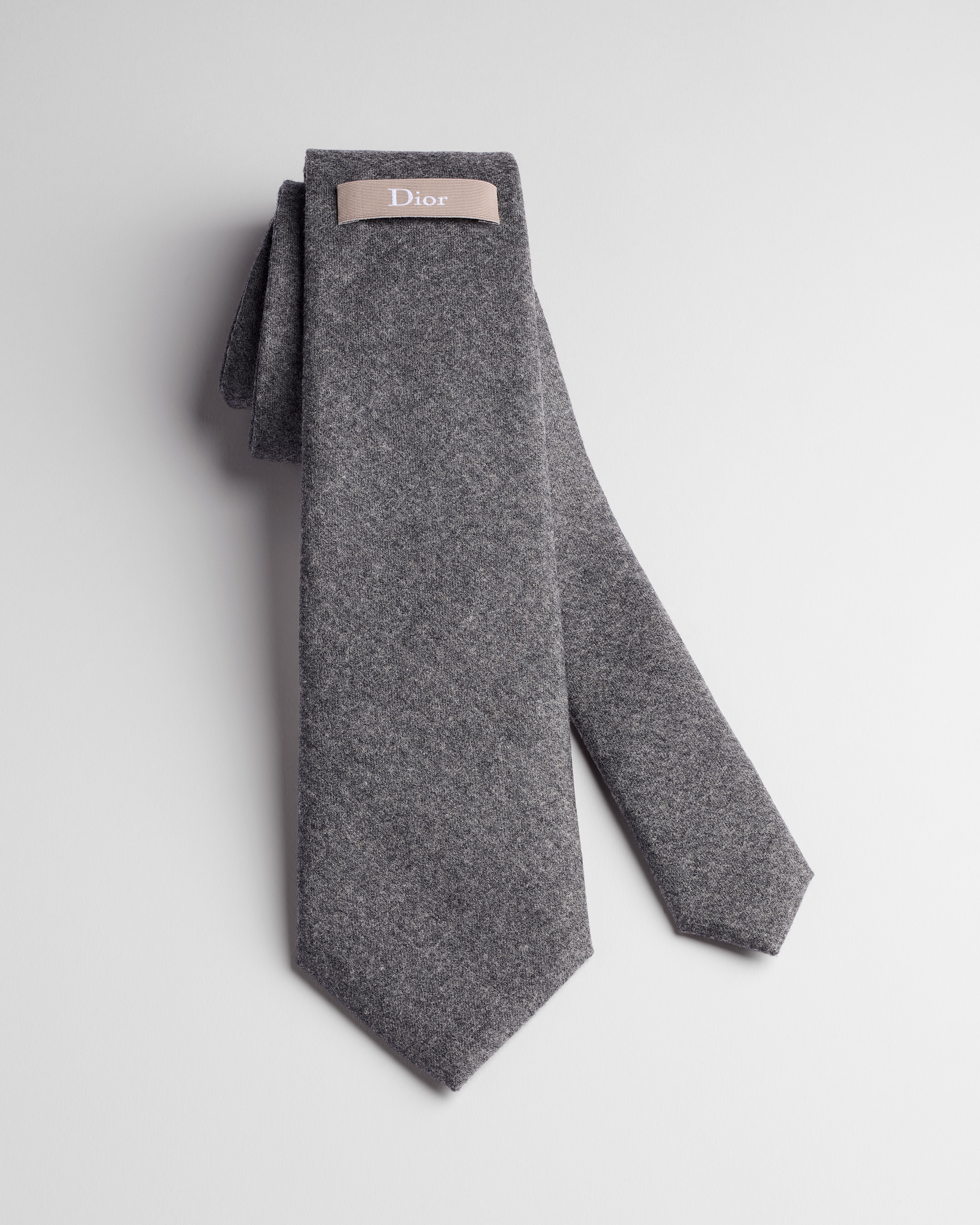 เนคไทแบบกลับด้านพร้อมป้าย Dior ผ้าสักหลาดวูลเวอร์จินสีเทาอ่อน E09