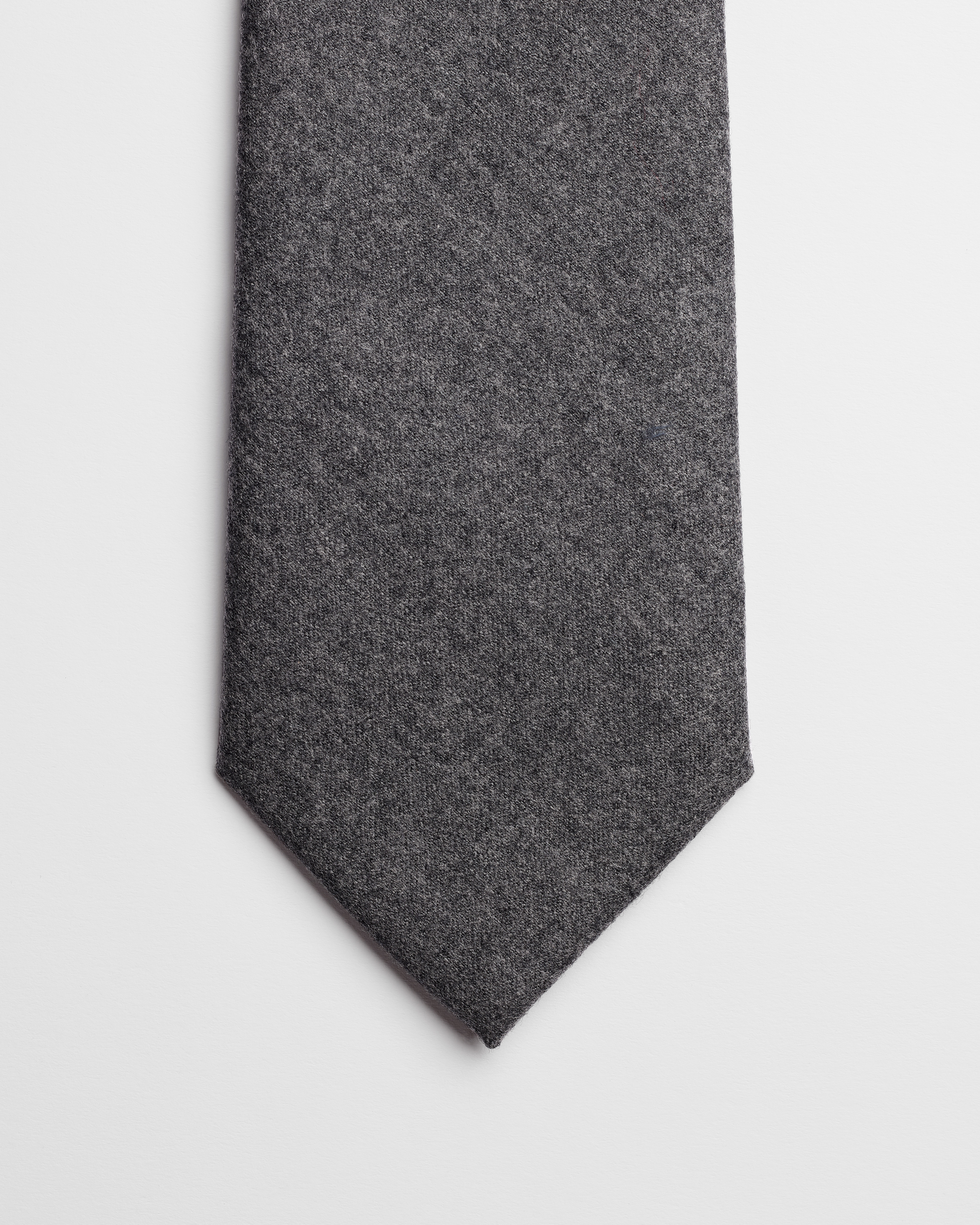 เนคไทแบบกลับด้านพร้อมป้าย Dior ผ้าสักหลาดวูลเวอร์จินสีเทาอ่อน E10