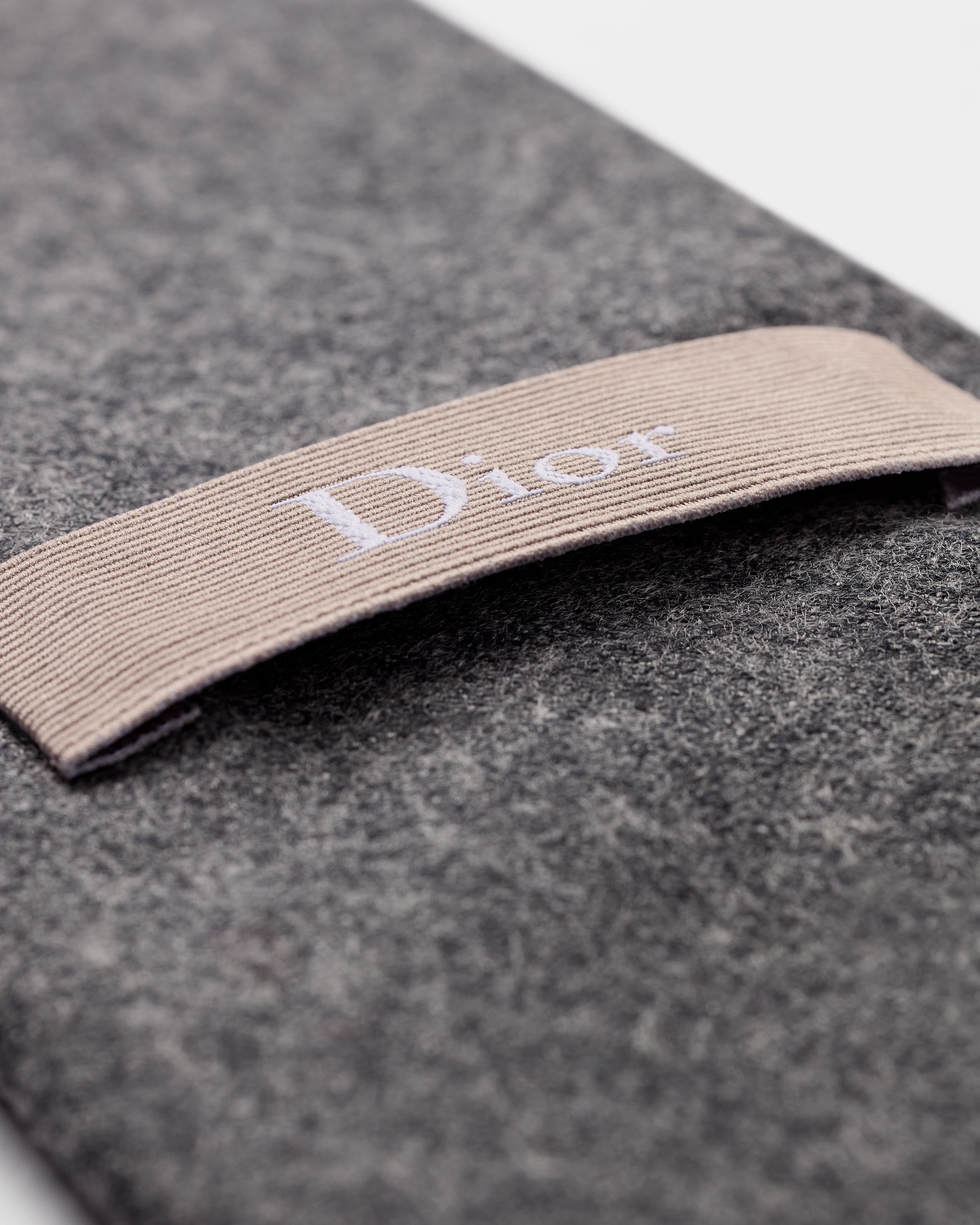 เนคไทแบบกลับด้านพร้อมป้าย Dior ผ้าสักหลาดวูลเวอร์จินสีเทาอ่อน E11