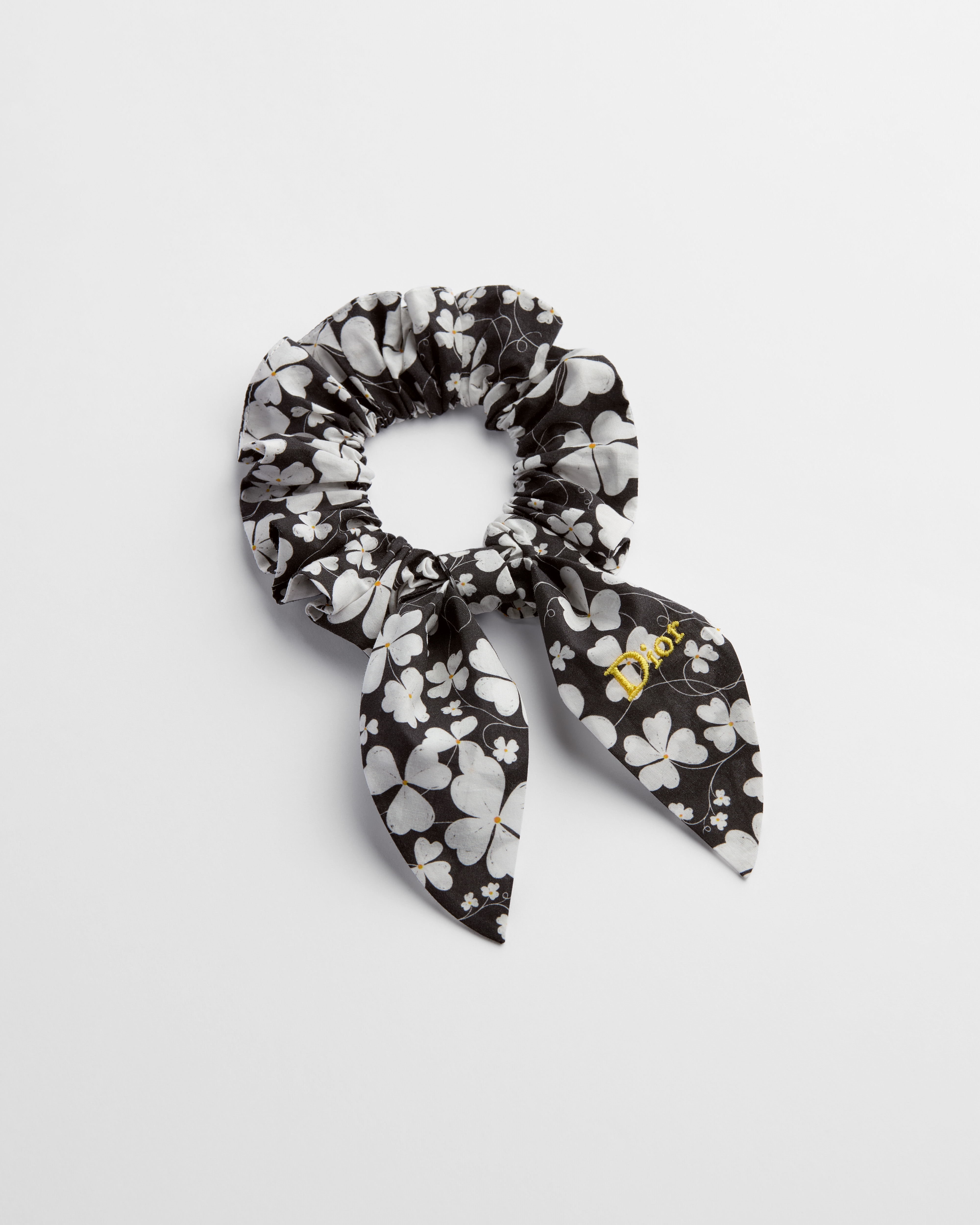 Kids' Scrunchies Pale Pink Clover Motif Lace, Black and White Clover Motif Poplin, and Anthracite Gray Nano Houndstooth Fabric E03