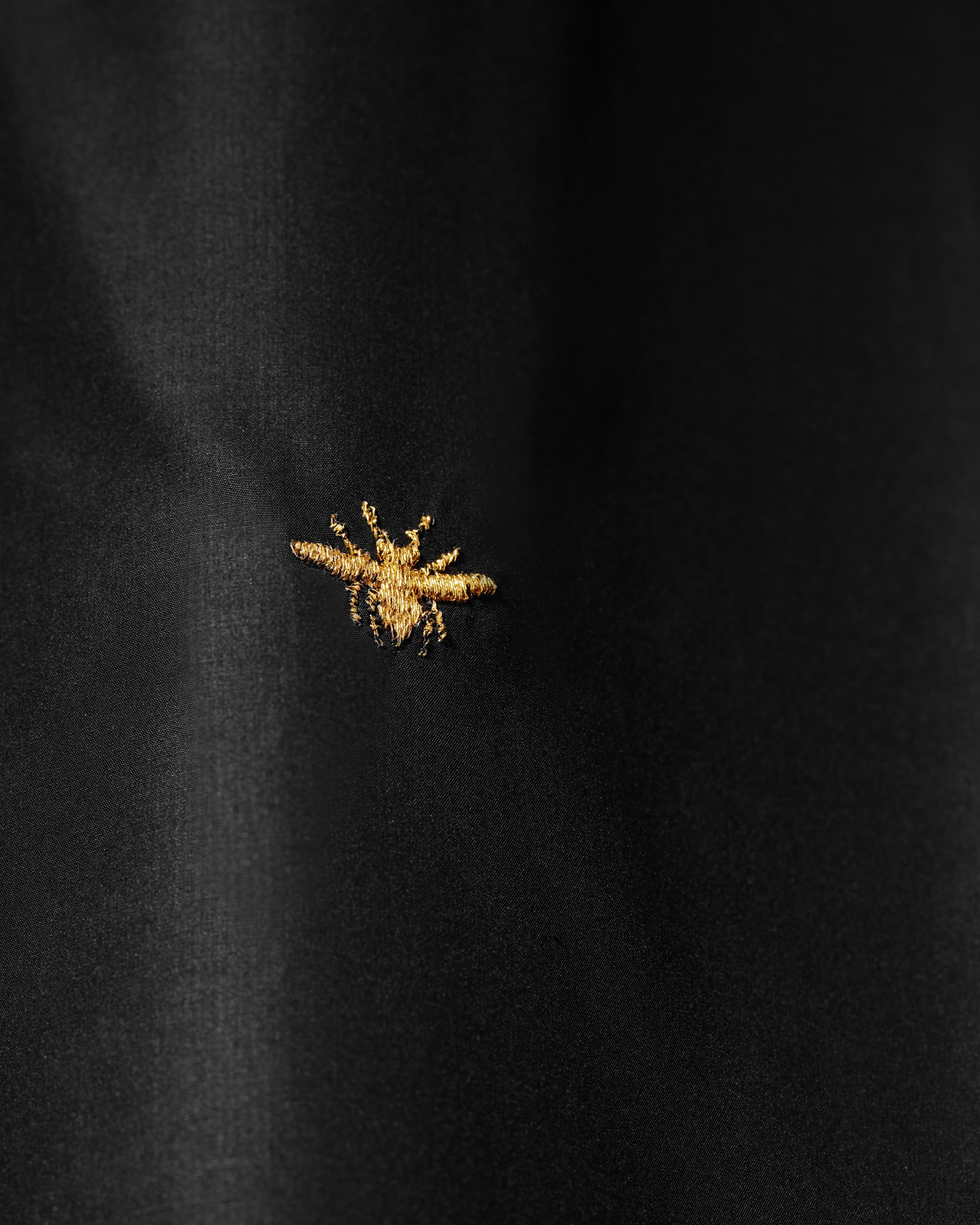 恤衫配金色蜜蜂刺繡 黑色純棉府綢 E10