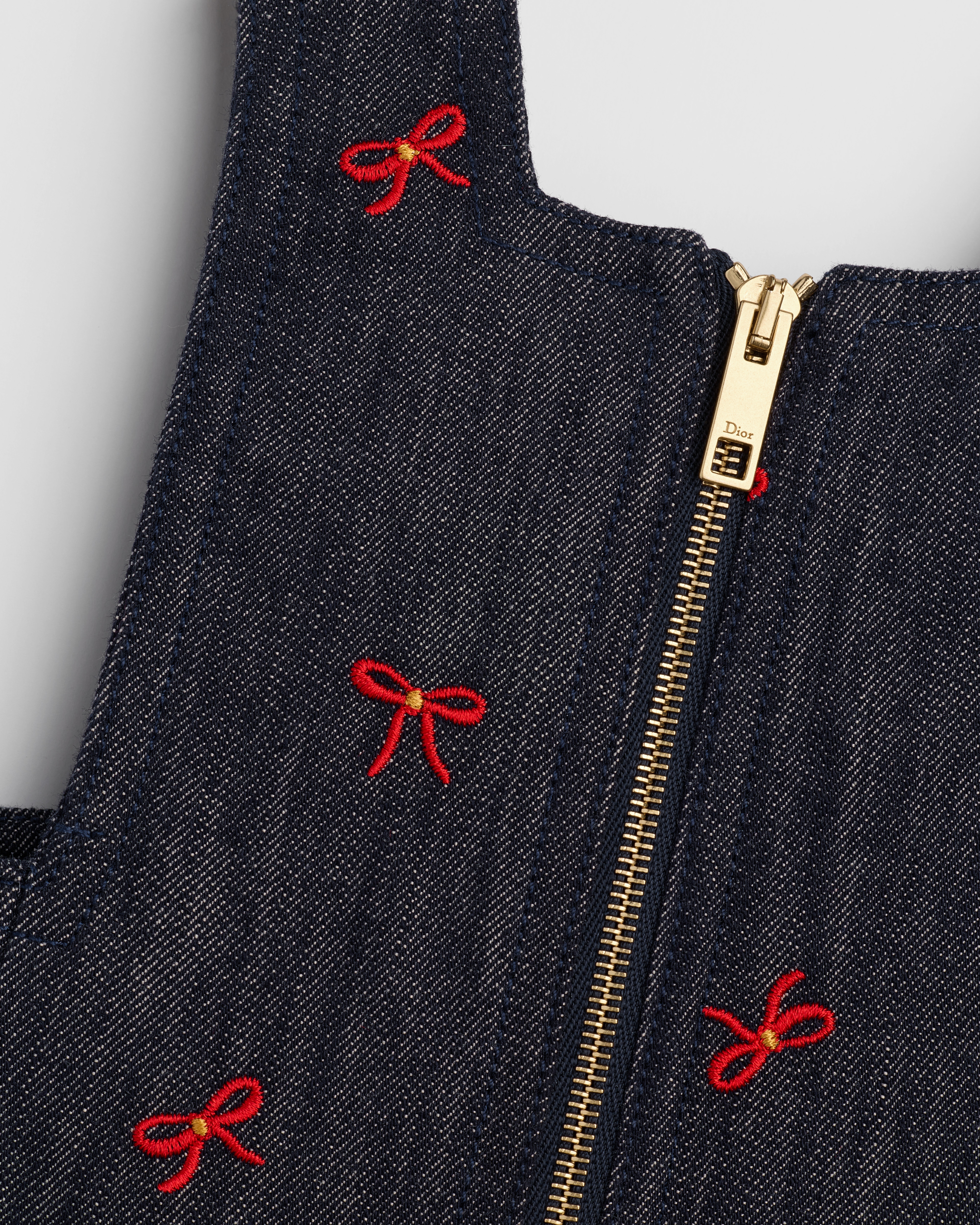 Trägerkleid für Babys Baumwollgabardine in Denimblau mit Bandstickerei in Rot E10