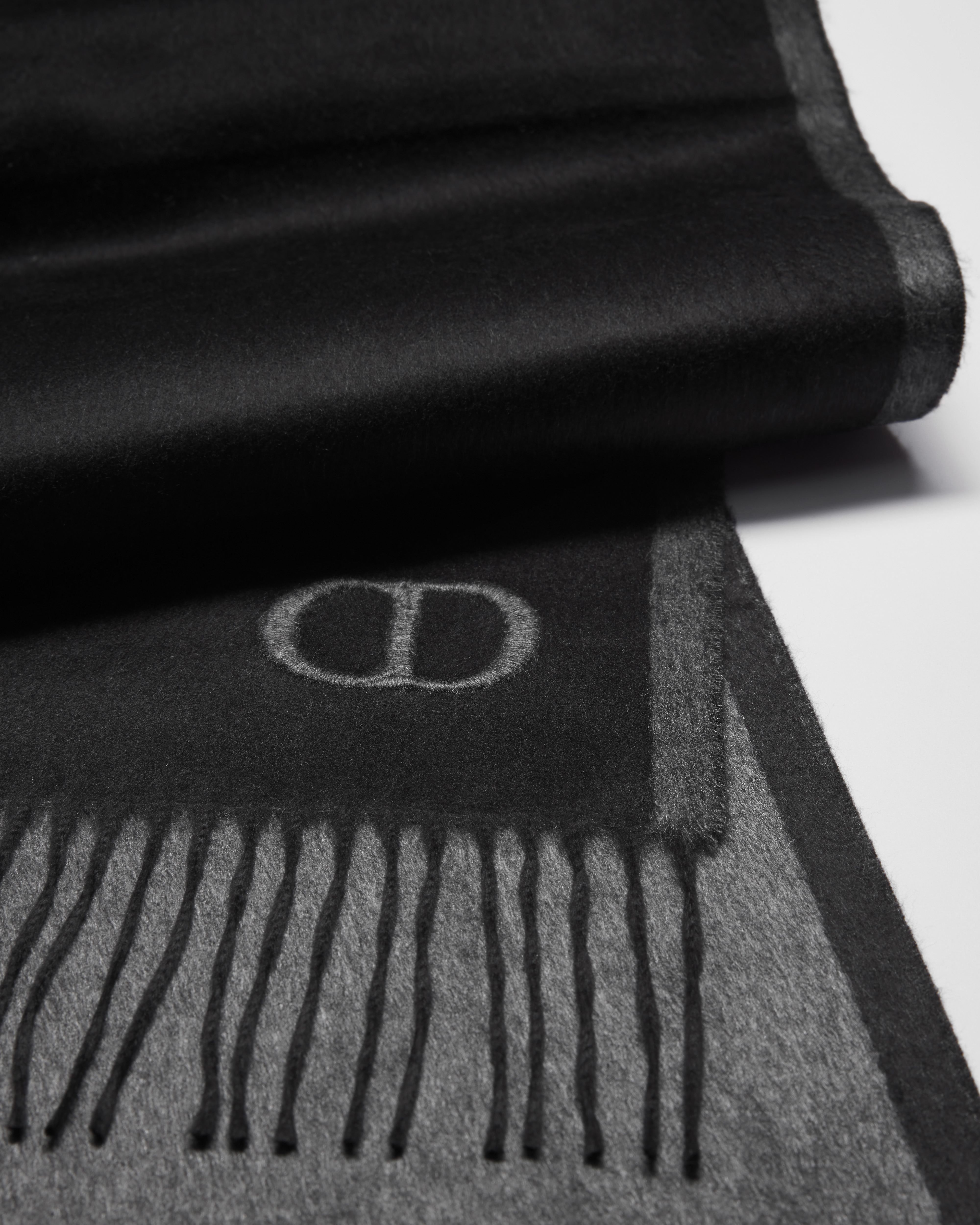 ผ้าพันคอแบบสองด้านประดับลาย CD Icon ผ้าไหมสีดําและสีเทา E10