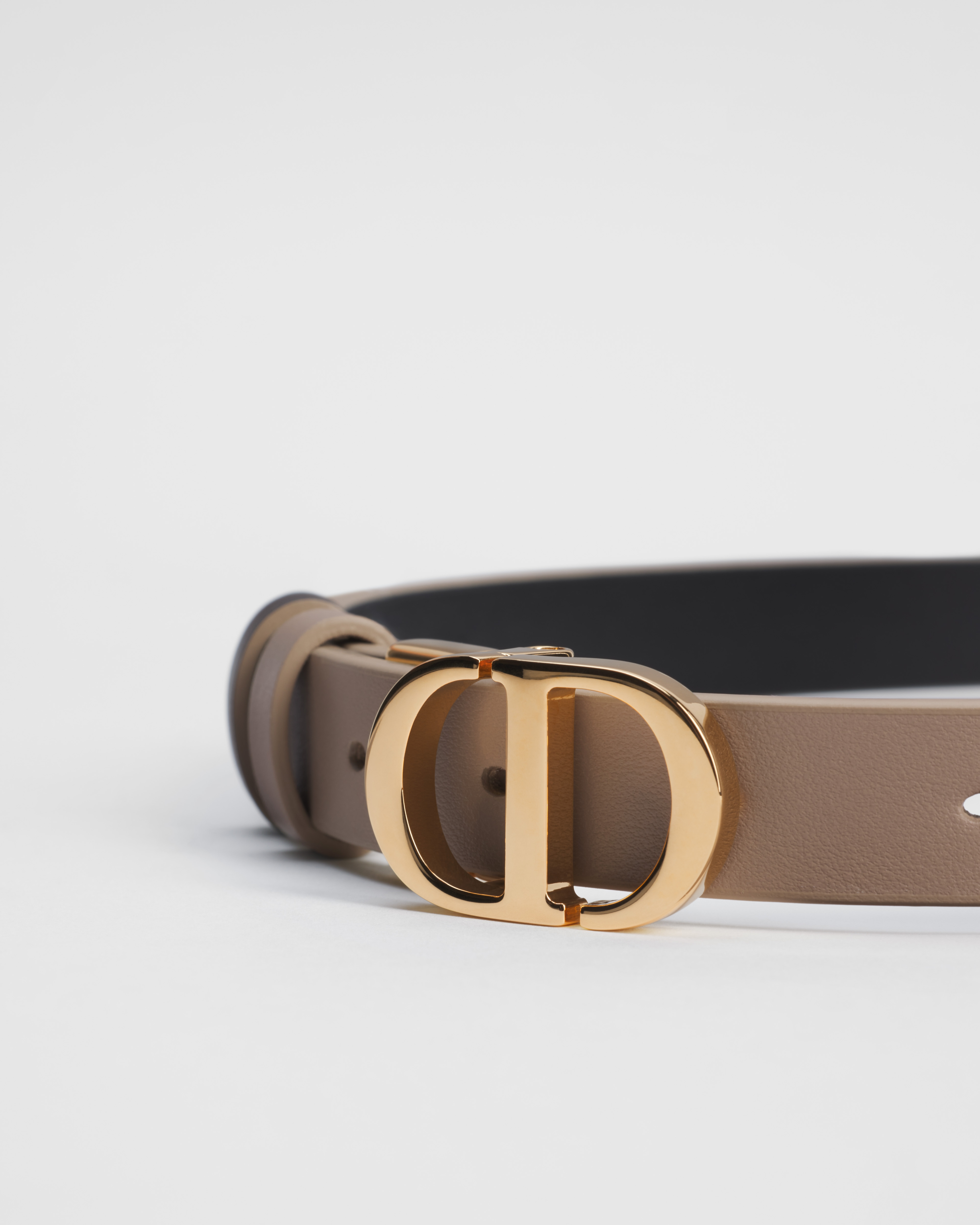 30 Montaigne Wendegürtel Glattes Kalbsleder in Haselnussbraun und Schwarz, 20 mm E09