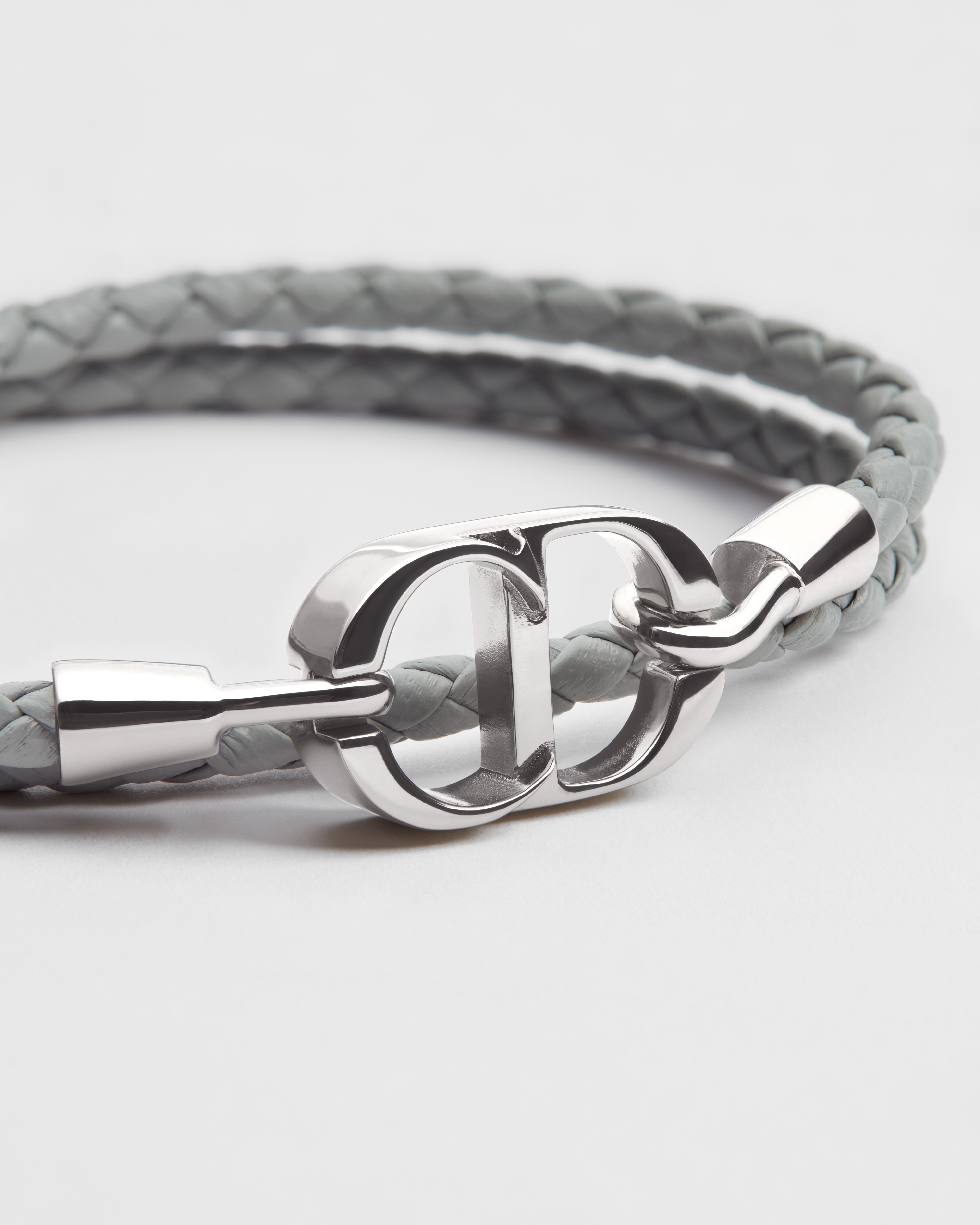 Bracciale doppio in pelle intrecciata CD Icon Pelle di agnello grigia e ottone con finitura color argento E09