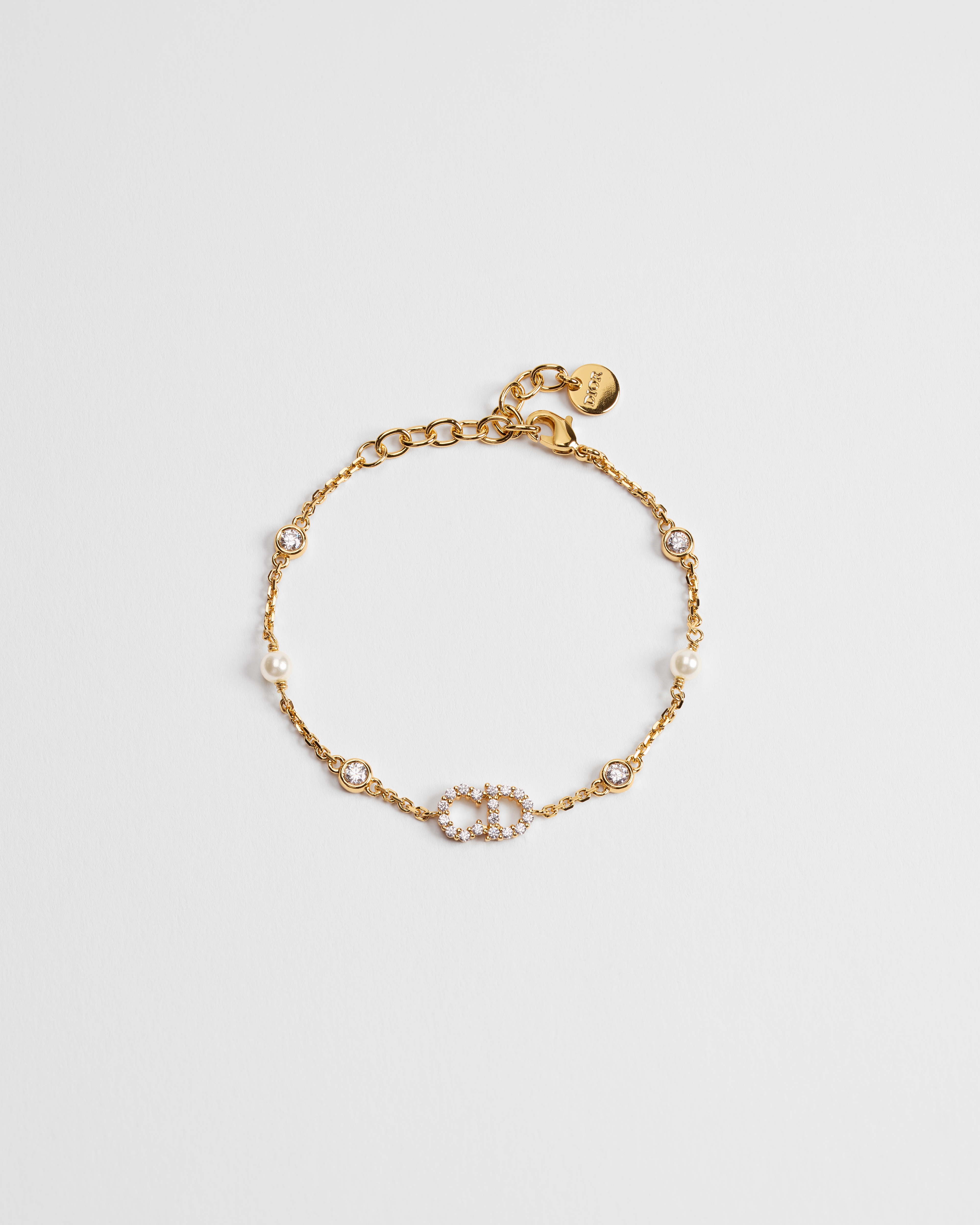 Clair D Lune Armband Metall mit Gold-Finish, Kunstharzperlen in Weiß und funkelnde Kristalle E01