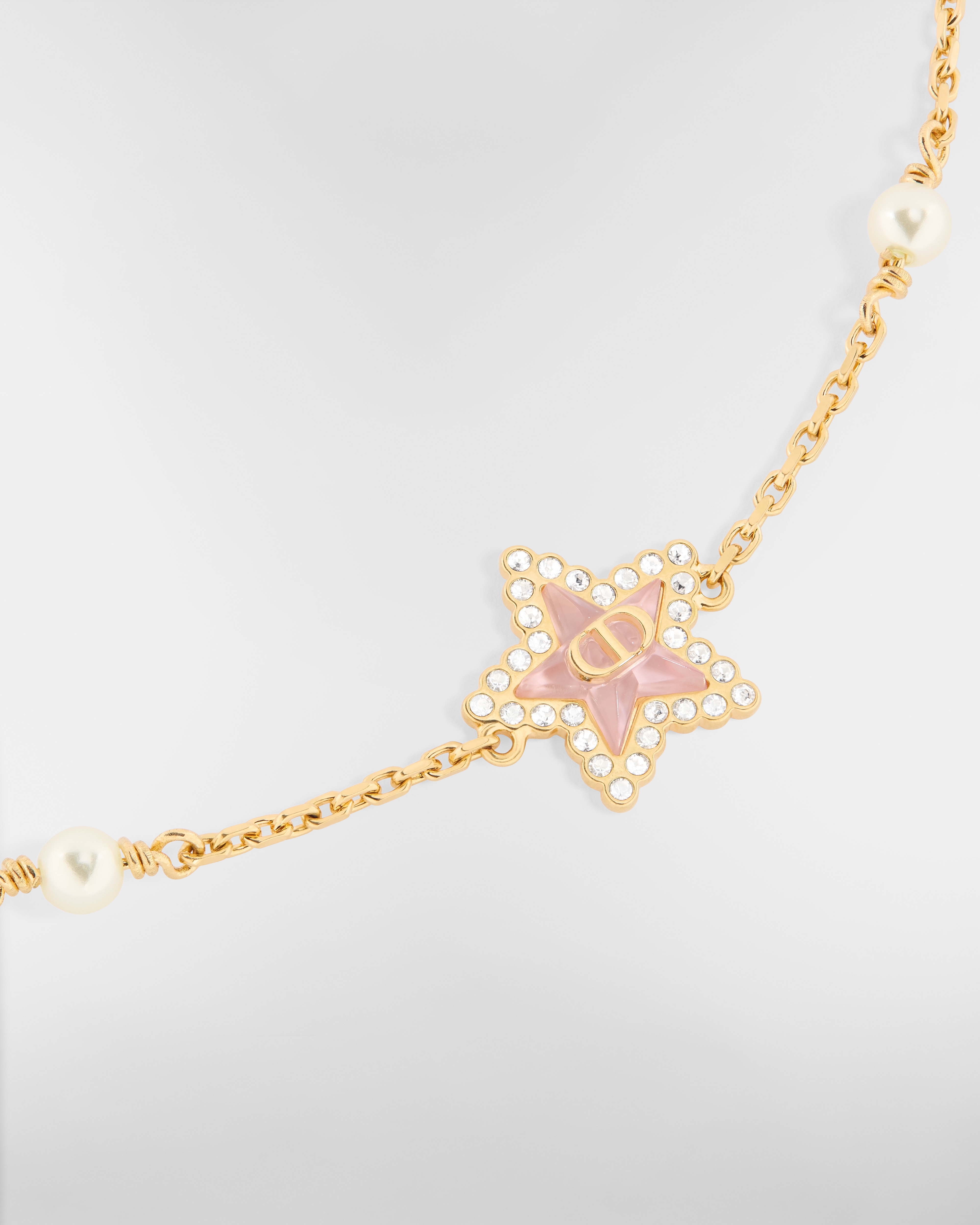 Petit CD Lucky Baroque Armband Metall mit Gold-Finish, Kunstharzperlen in Weiß, Kristalle in Silberfarbe und Glas in Macaronrosa E09