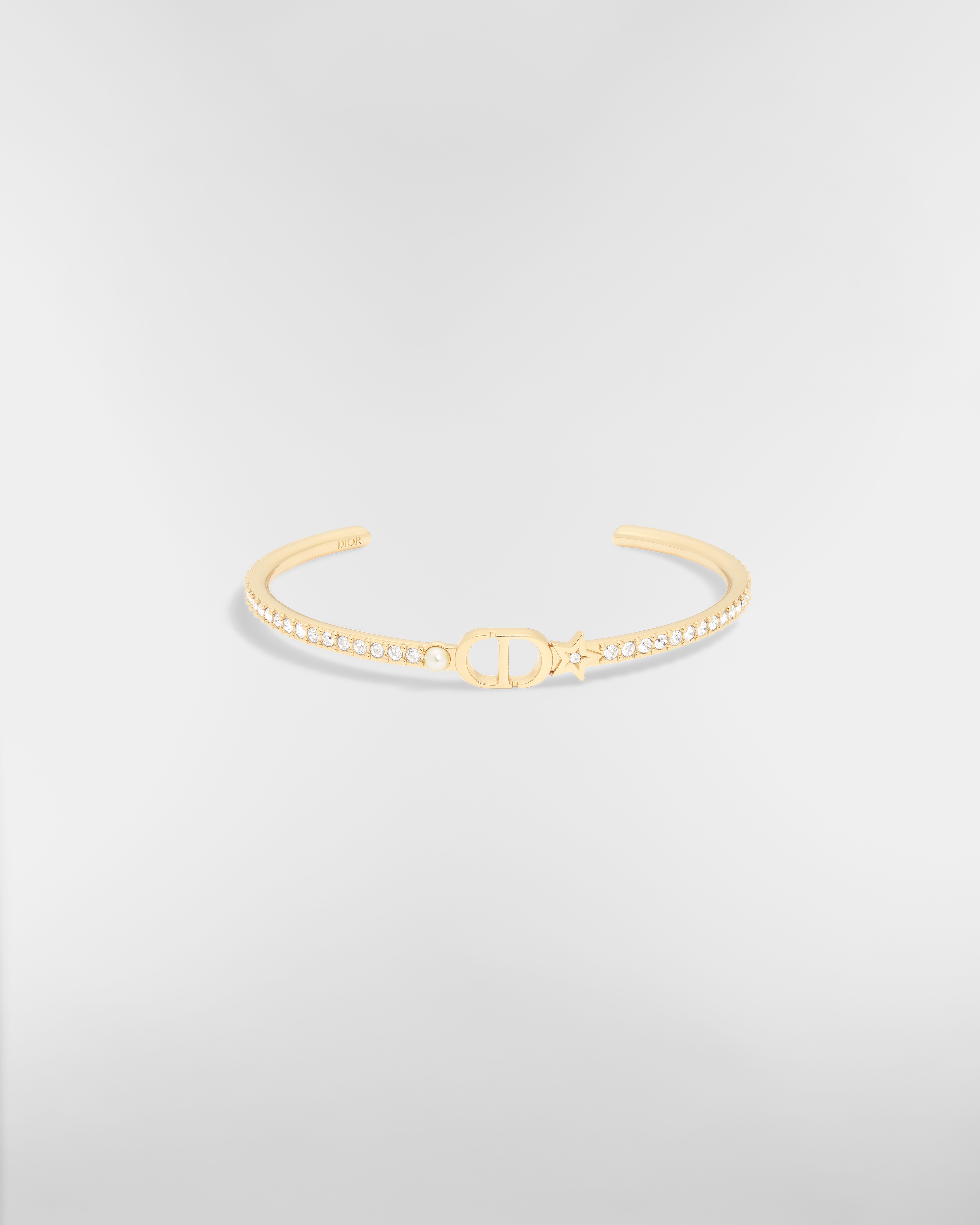 Petit CD Multi Armreif Metall mit Gold-Finish, Kunstharzperle in Weiß und Kristalle in Silberfarbe E01