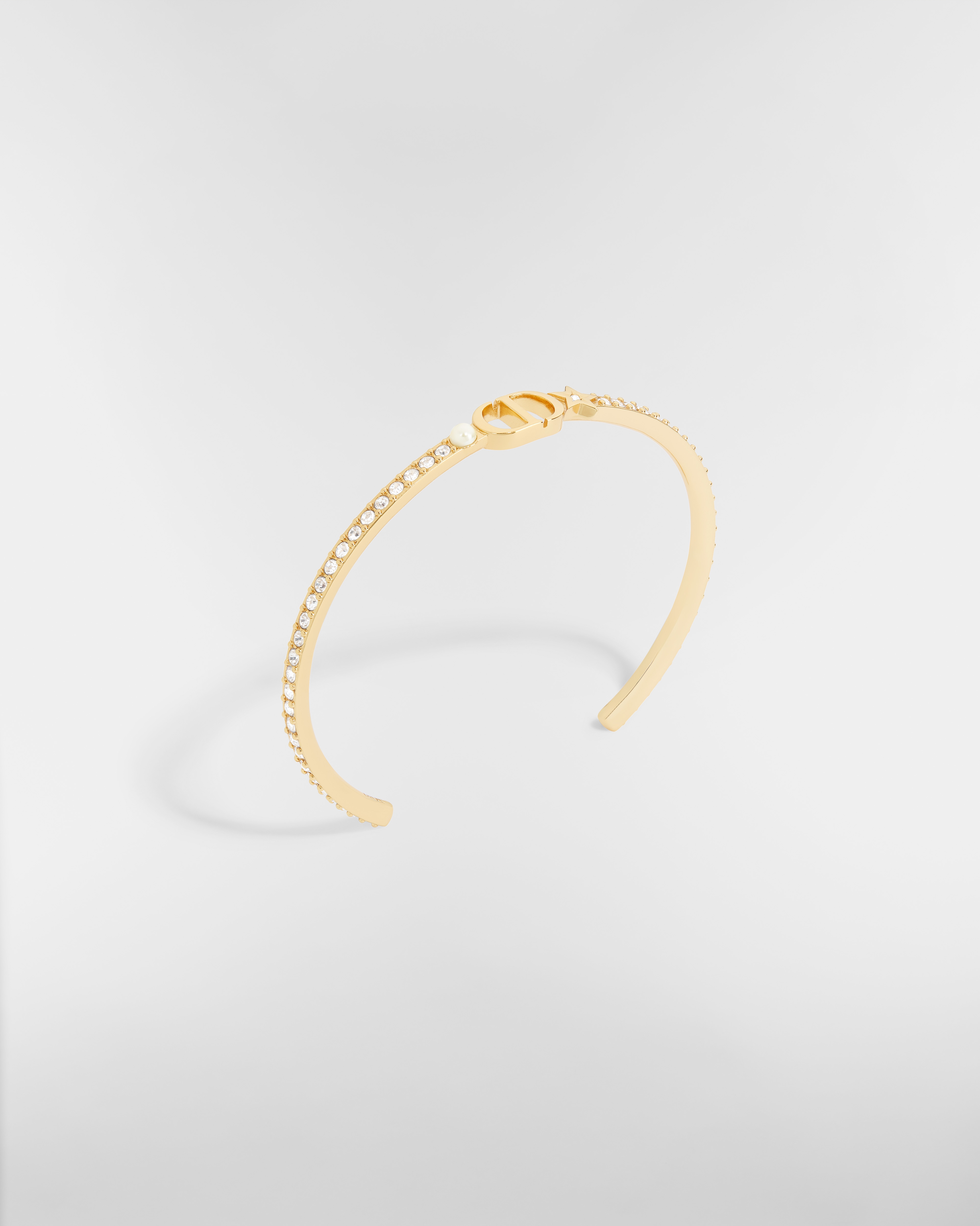 Petit CD Multi Armreif Metall mit Gold-Finish, Kunstharzperle in Weiß und Kristalle in Silberfarbe E03