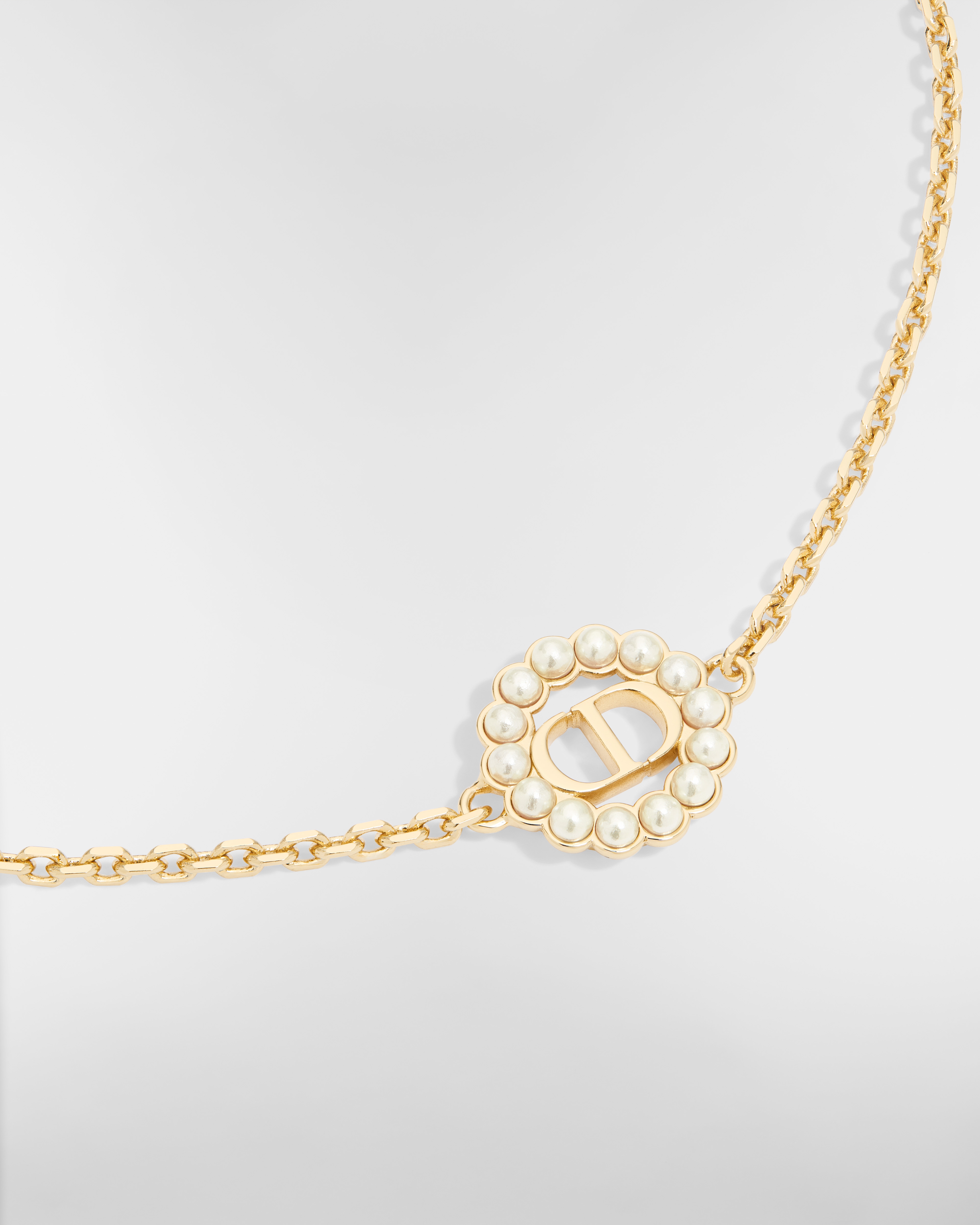 Petit CD Circle Bracelet Gold-Finish Metal and White Resin Pearls E09