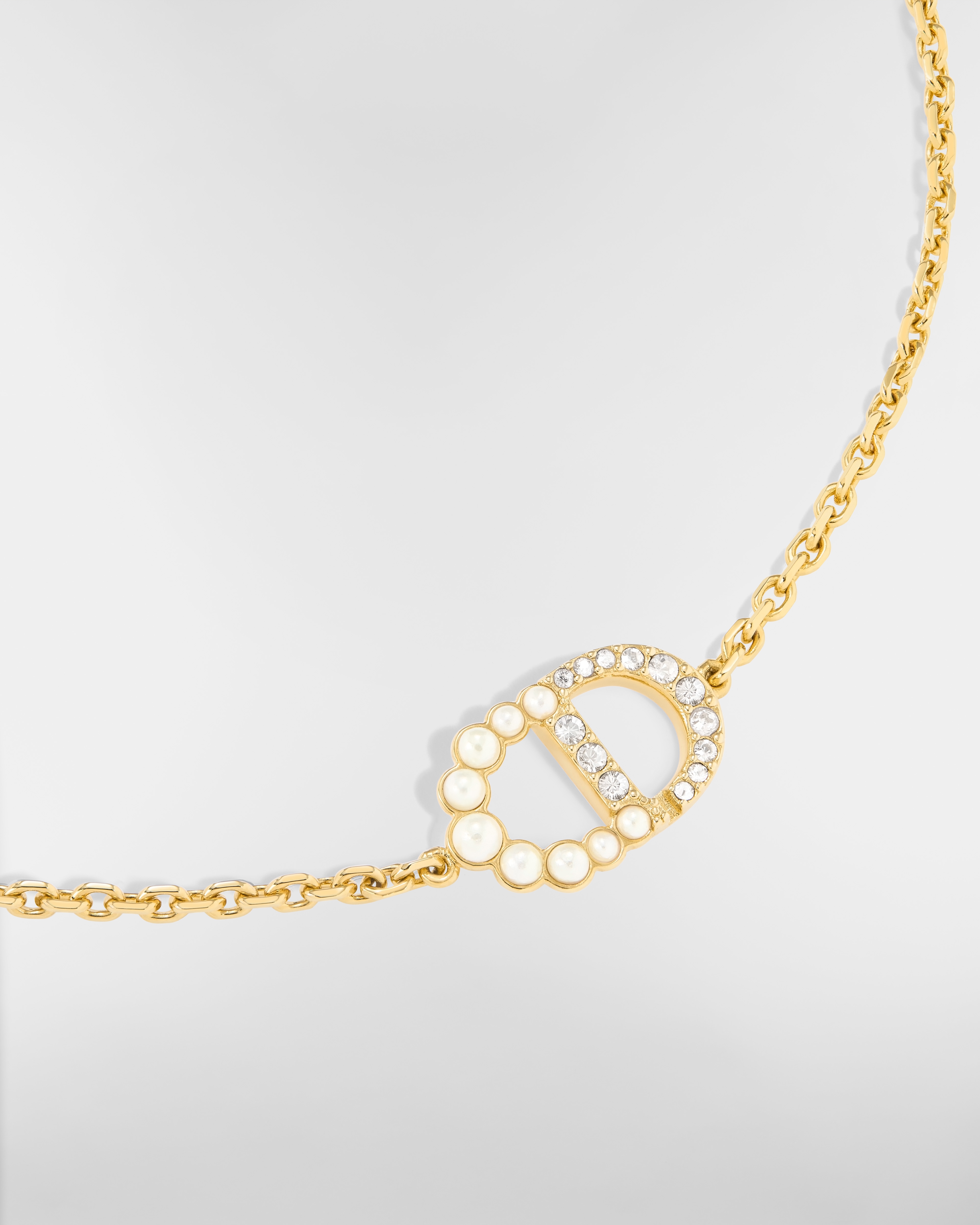 Bracelet Petit CD Duo Métal finition dorée, perles en résine blanche et cristaux étincelants E09