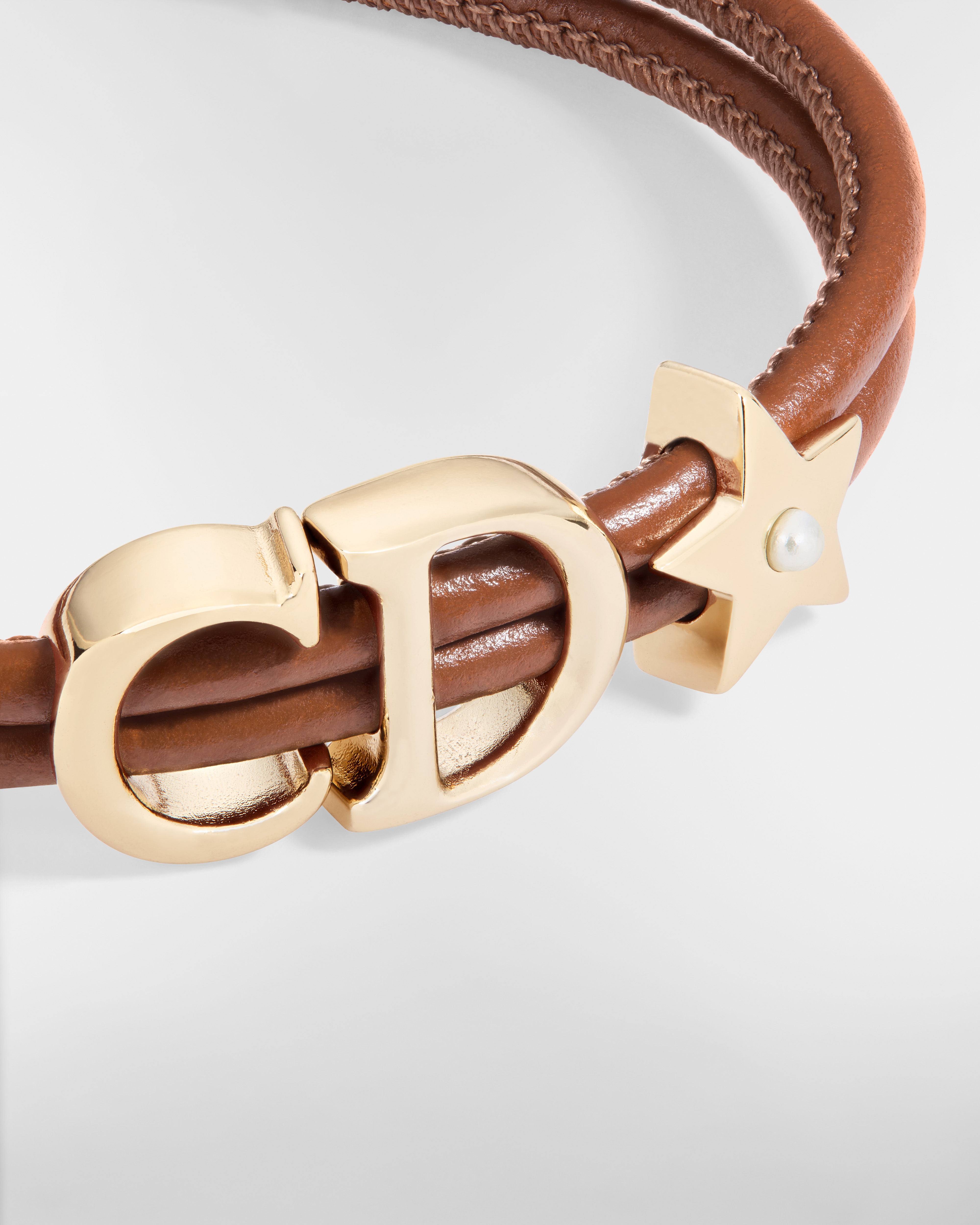 Pulsera Dior Saddle de piel Metal dorado, piel de cordero marrón coñac y abalorios de resina blancos E09