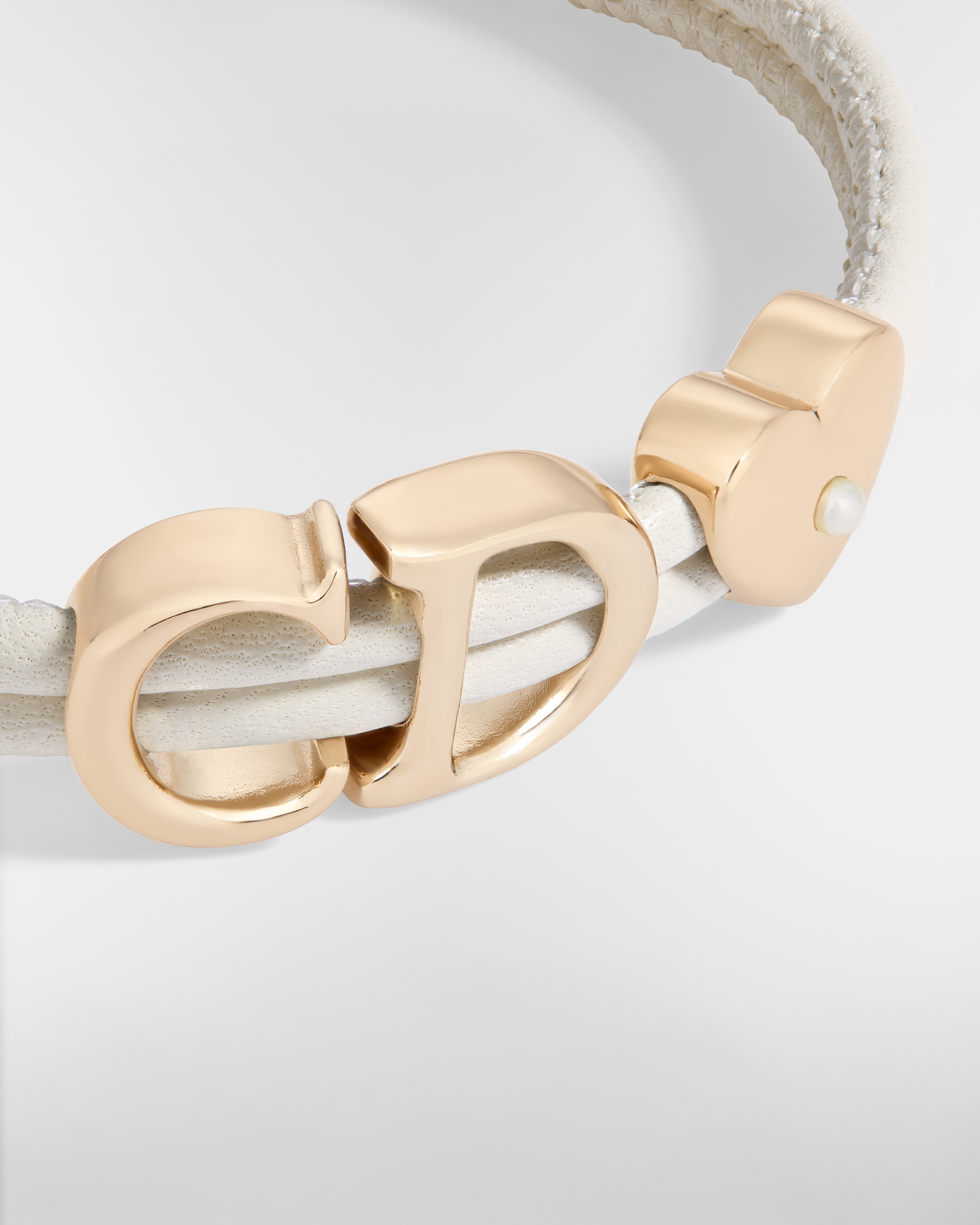 Pulsera Dior Saddle de piel Metal dorado, piel de cordero latte y abalorios de resina blancos E09