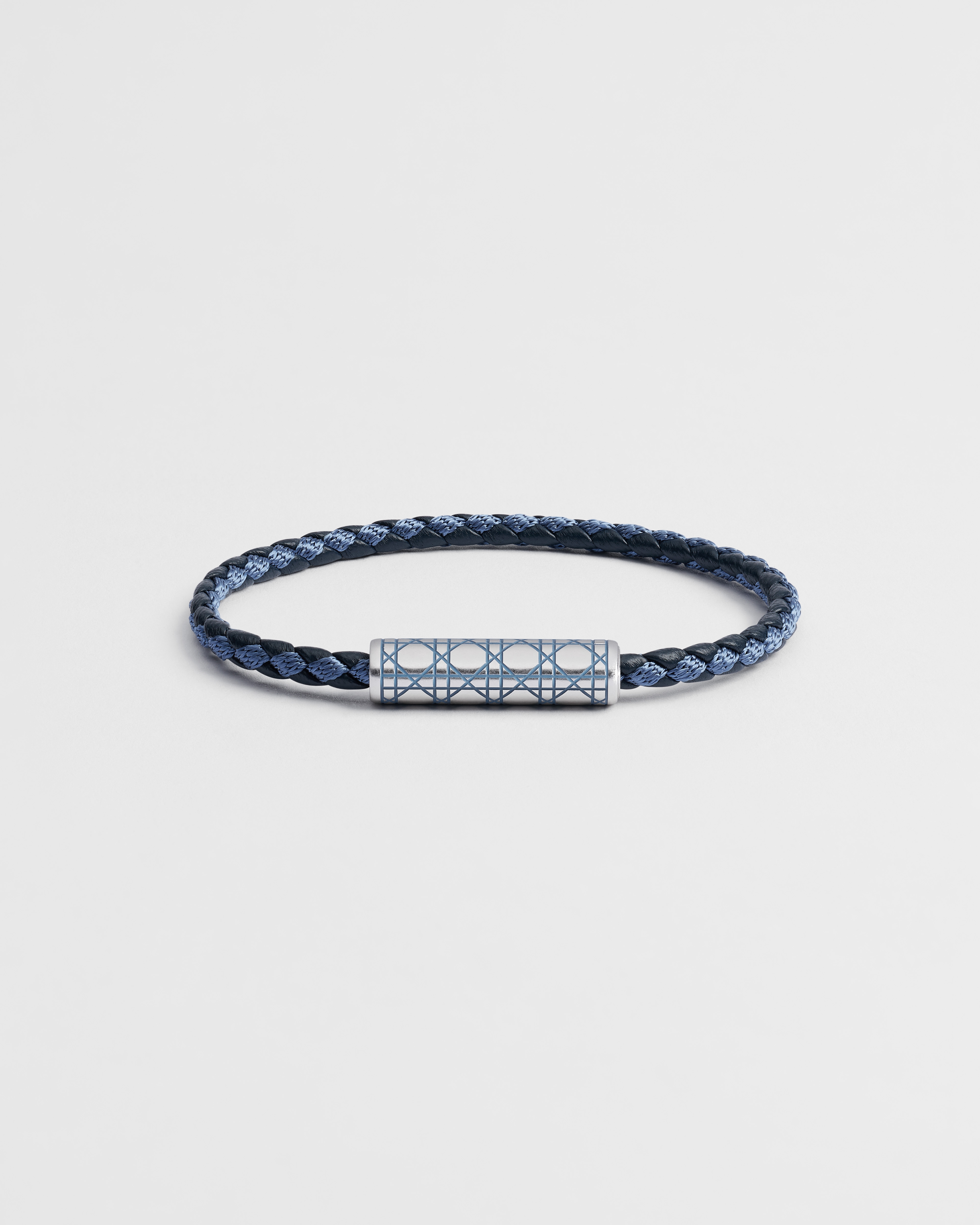 Geflochtenes Armband mit Cannage Motiv Lammleder in Marineblau, Messing mit Silber-Finish und Lack in Blau E01