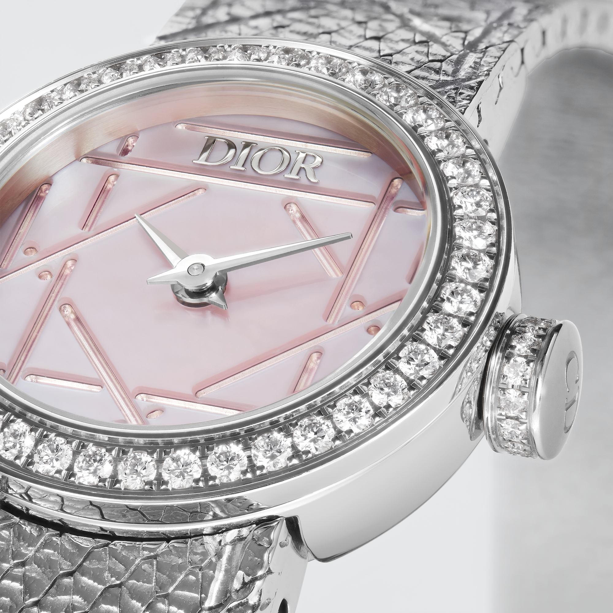 La Mini D My Dior Ø 19 mm, acier, nacre rose et diamants E04