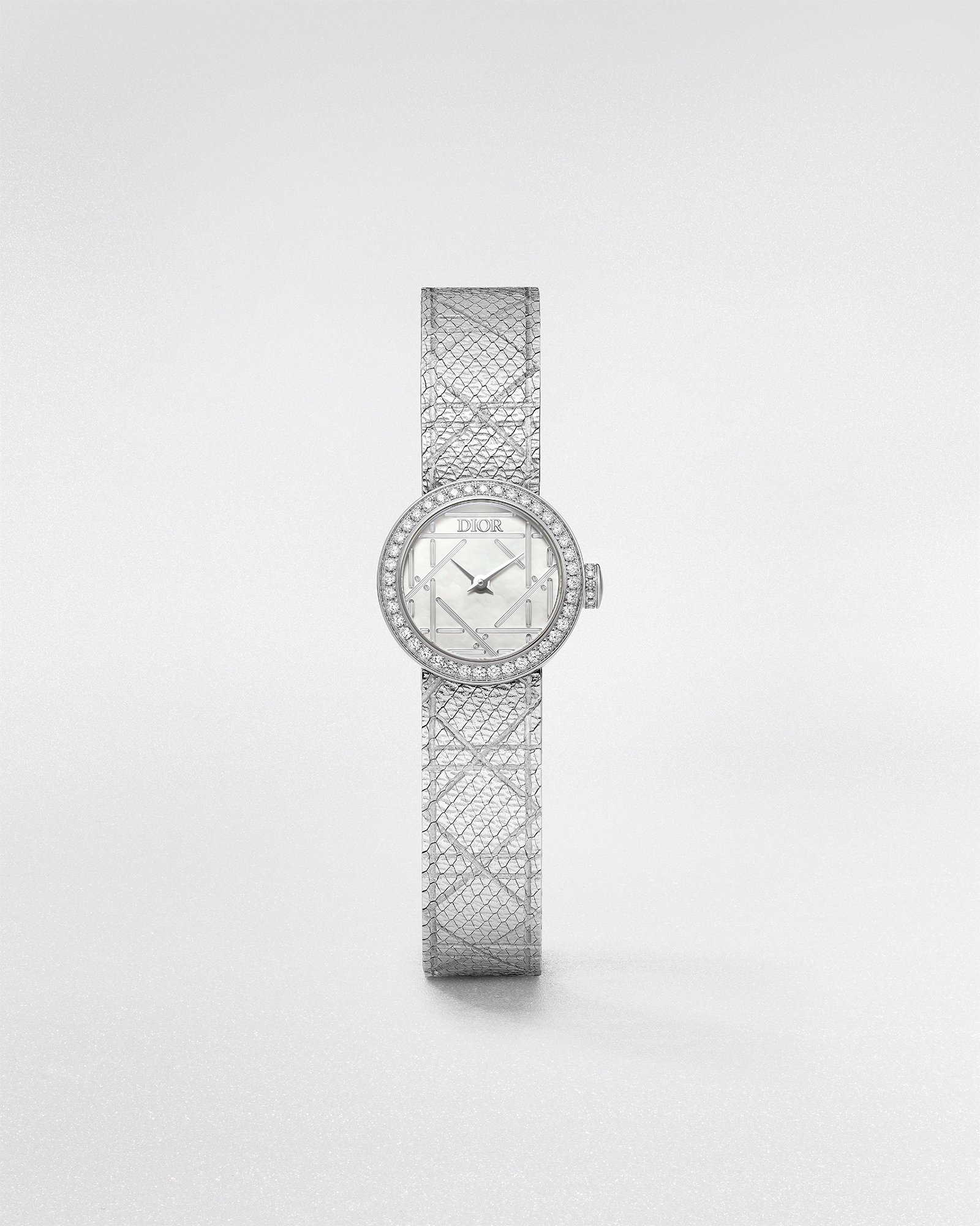 La Mini D My Dior 直徑 19 公釐，精鋼、鑽石和珍珠母貝 E01