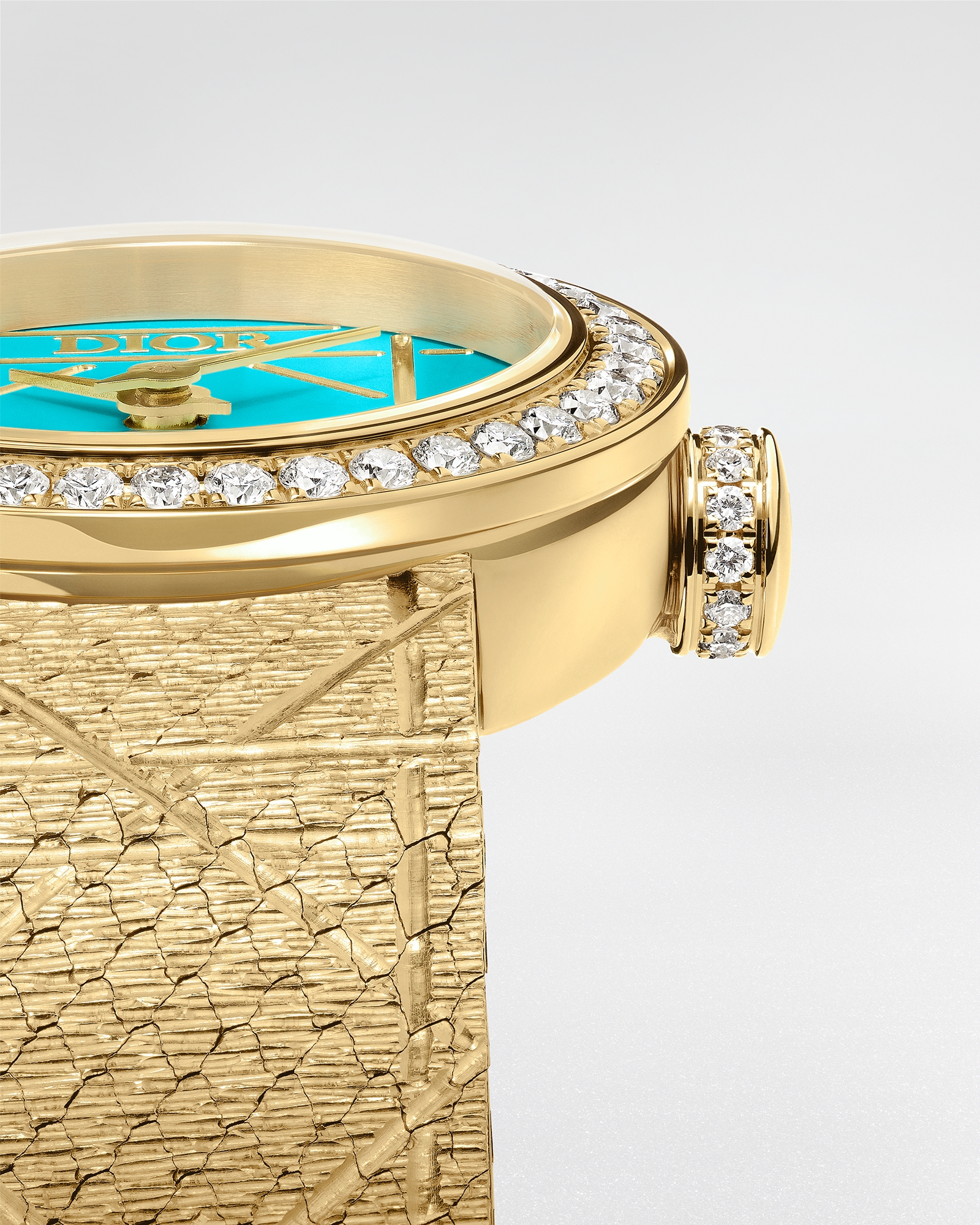 La Mini D My Dior 直徑 19 毫米，黃金、藍綠色釉漆和鑽石 E03