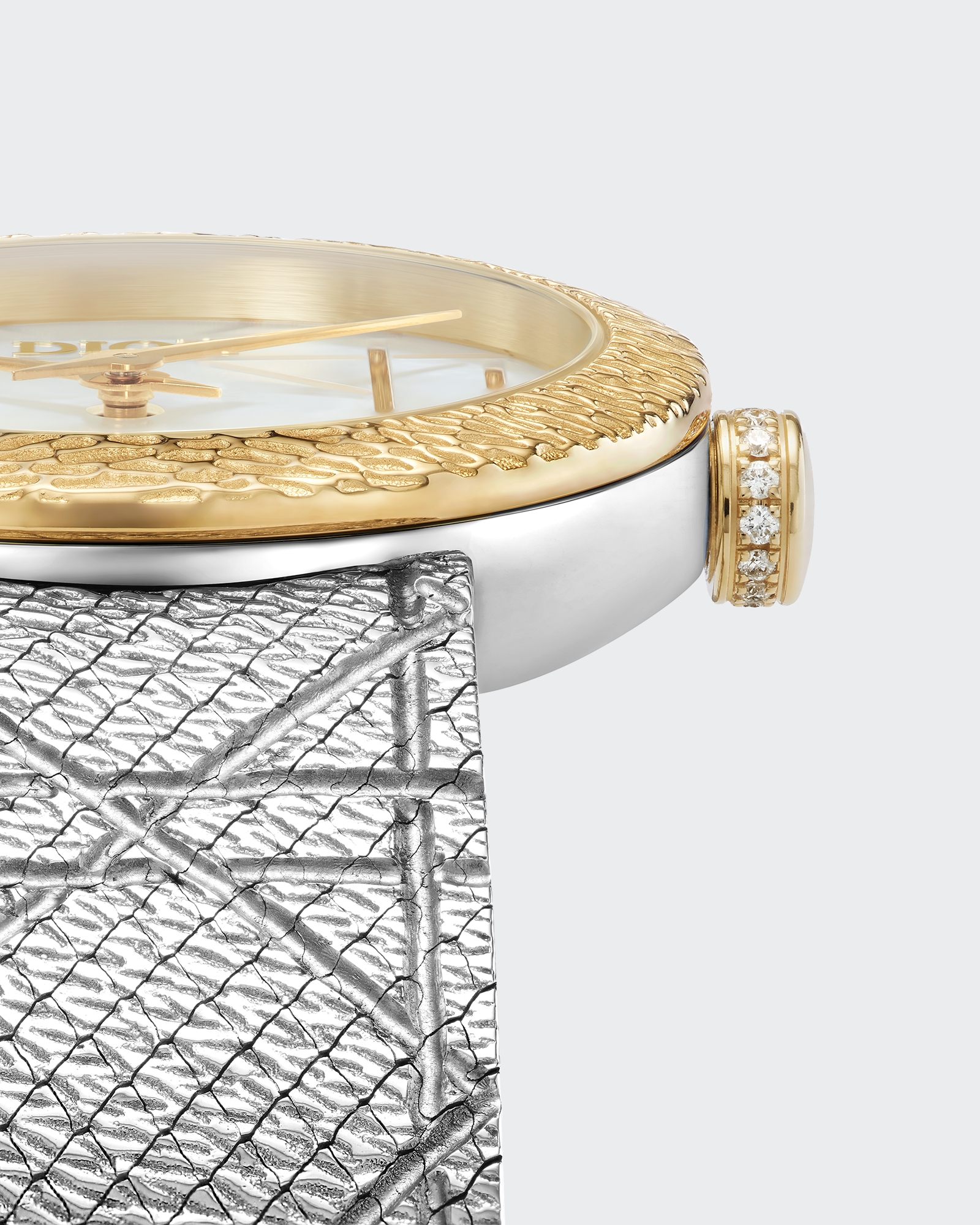 La D My Dior Ø 25 mm, acier, or jaune, nacre blanche et diamants E02