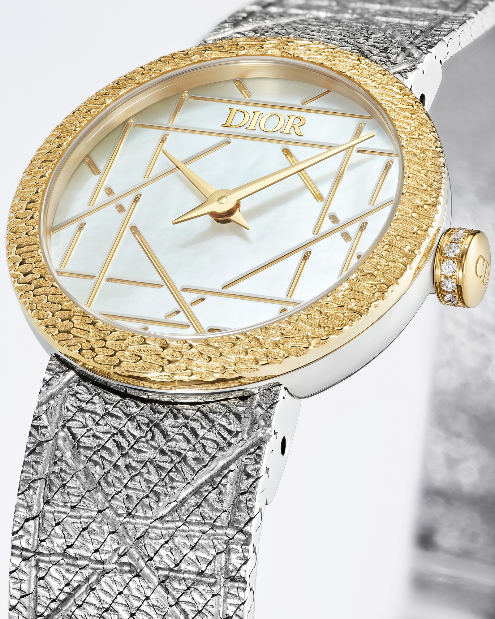 La D My Dior Ø 25 mm, acier, or jaune, nacre blanche et diamants E03