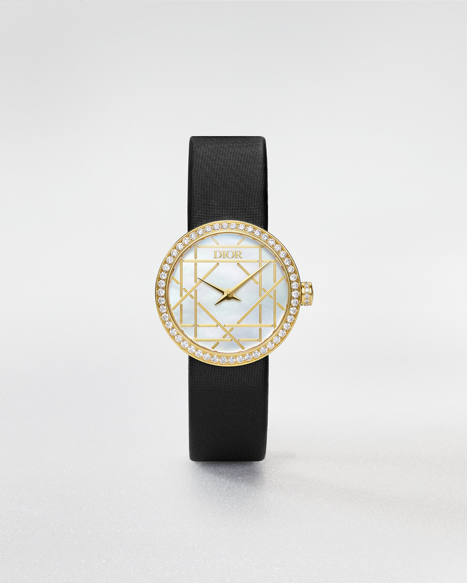 La D My Dior Ø 25 MM, Yellow Gold, White Mother-Of-Pearl and Diamonds E01