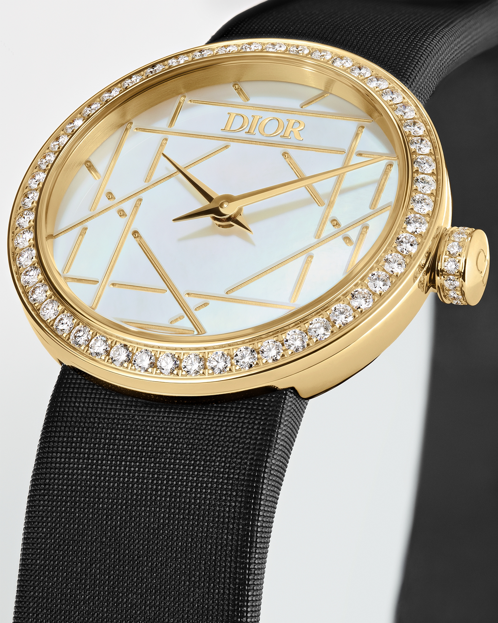 La D My Dior Ø 25 MM, Yellow Gold, White Mother-Of-Pearl and Diamonds E02