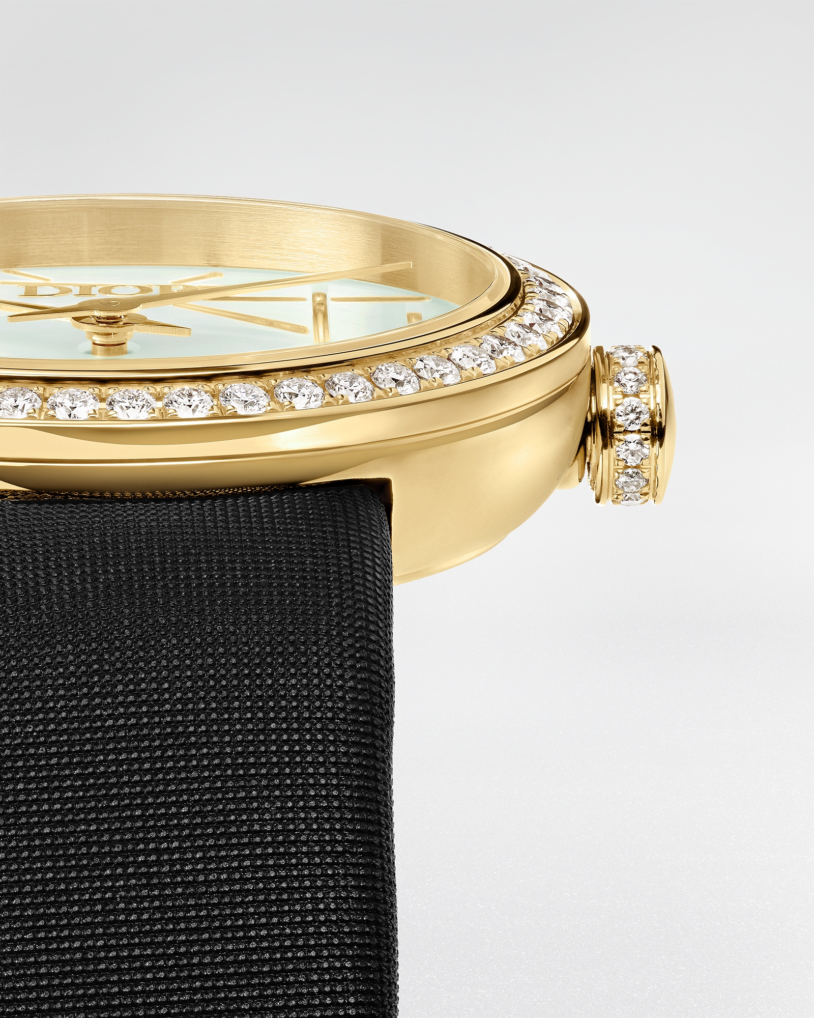 La D My Dior Ø 25 MM, Yellow Gold, White Mother-Of-Pearl and Diamonds E03