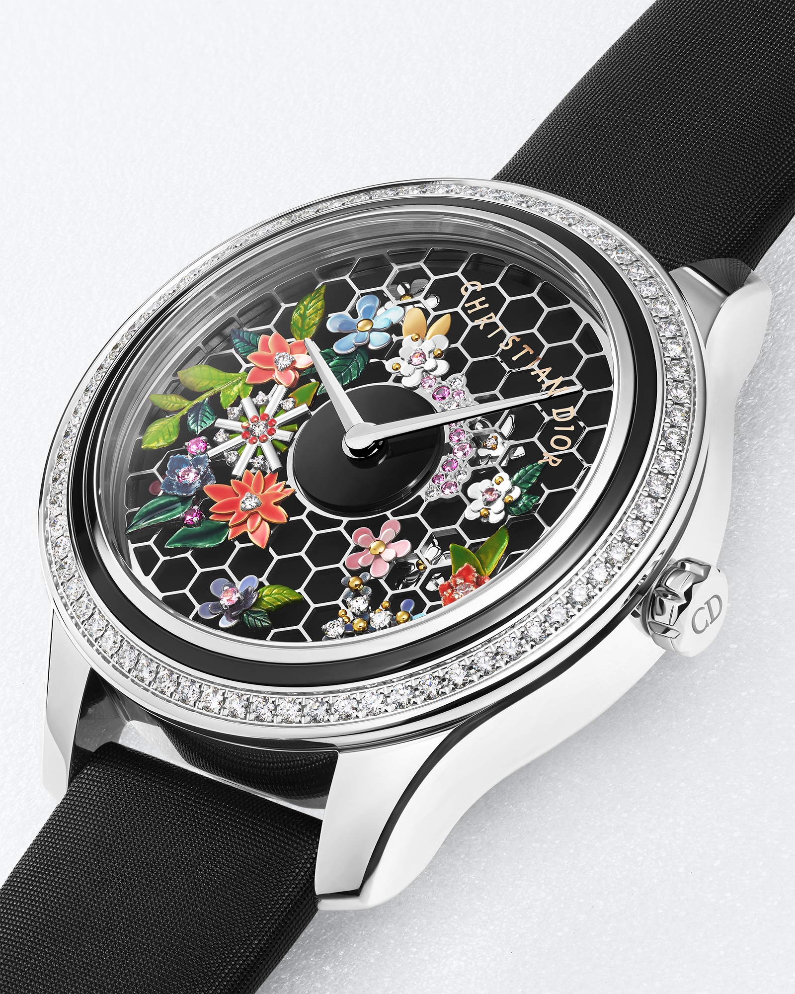 Dior Grand Bal Broderie Florale 直徑 36 毫米，自動上鏈機械機芯，精鋼、18K 白金、黑色珍珠母和鑽石 E02