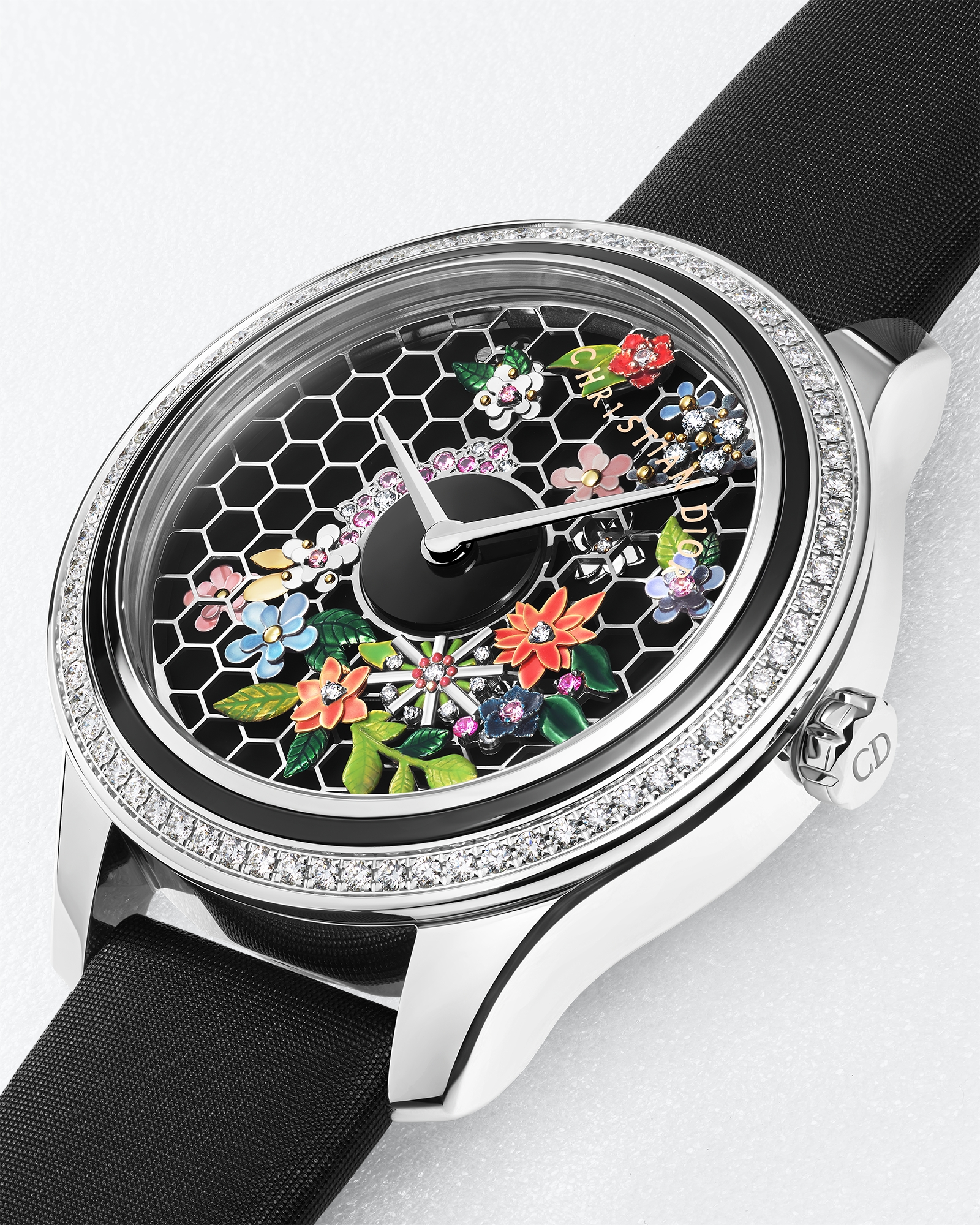 Dior Grand Bal Broderie Florale 直徑 36 毫米，自動上鏈機械機芯，精鋼、18K 白金、黑色珍珠母和鑽石 E03