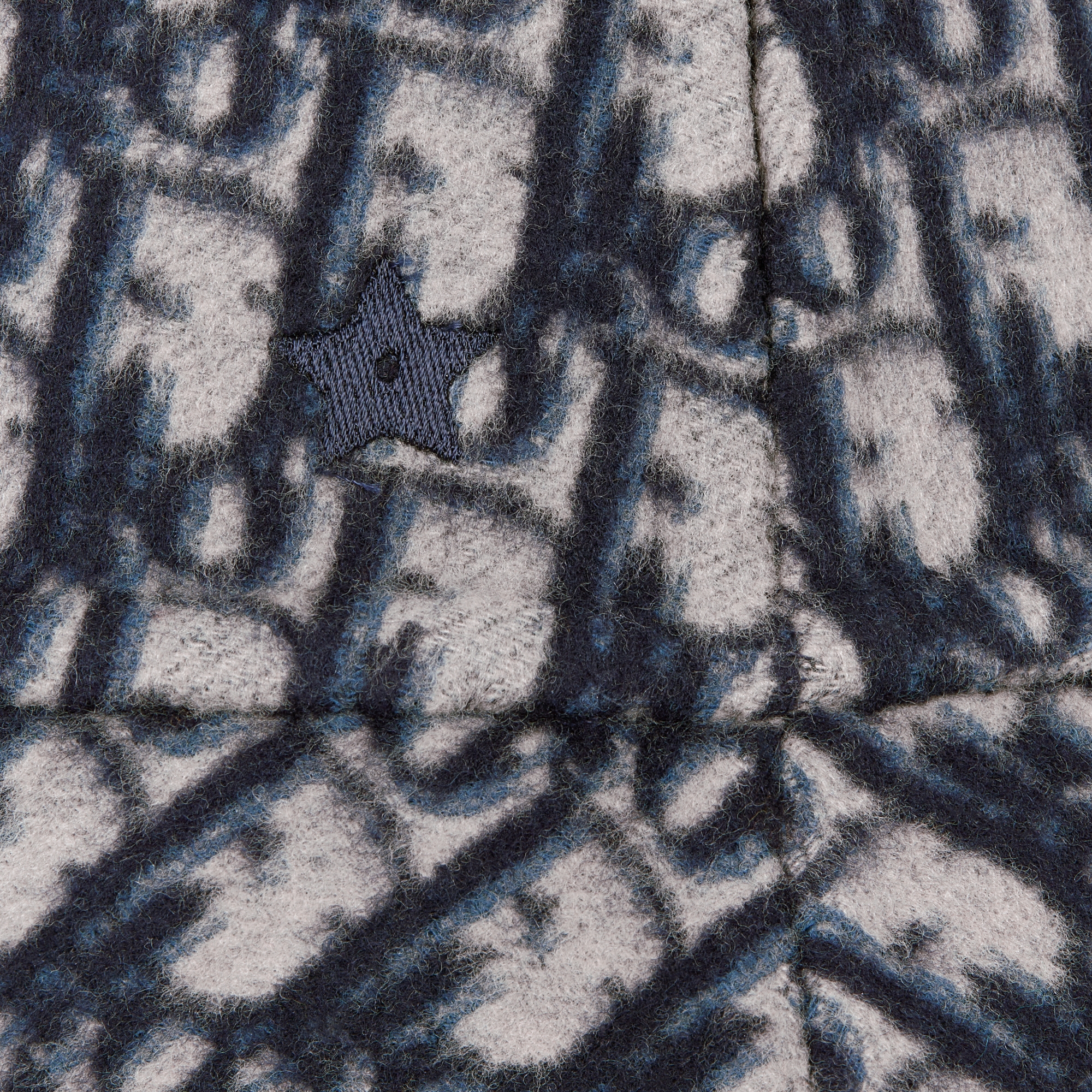 Bob Teddy-D réversible à petit bord Laine vierge et soie bleues E09