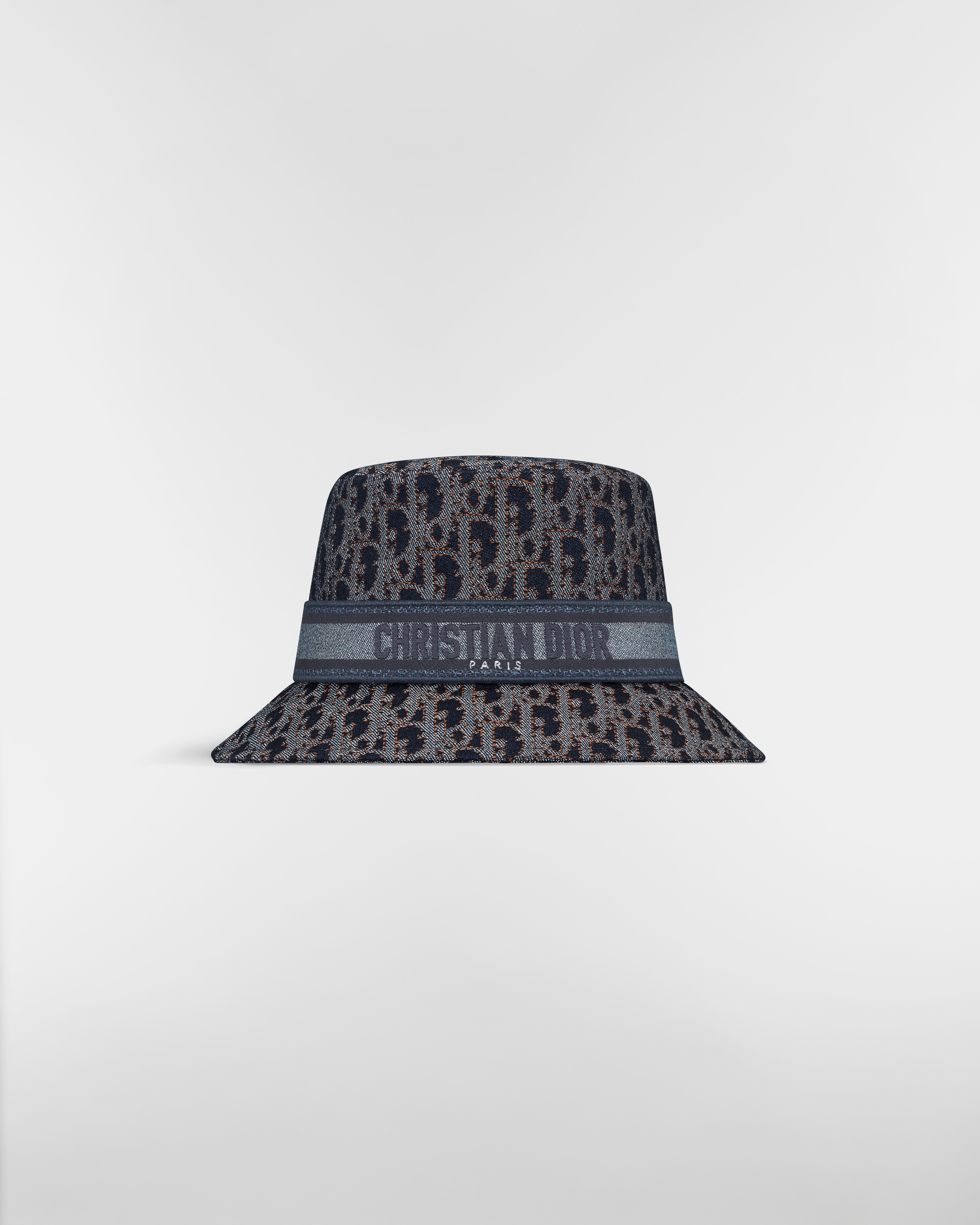 หมวกบัคเก็ตปีกสั้น D-Bobby ผ้าเดนิมลาย Dior Oblique ผ้าแจ็กการ์ดสีน้ำเงินพร้อมด้วยการเดินด้ายสีตัดกัน E01