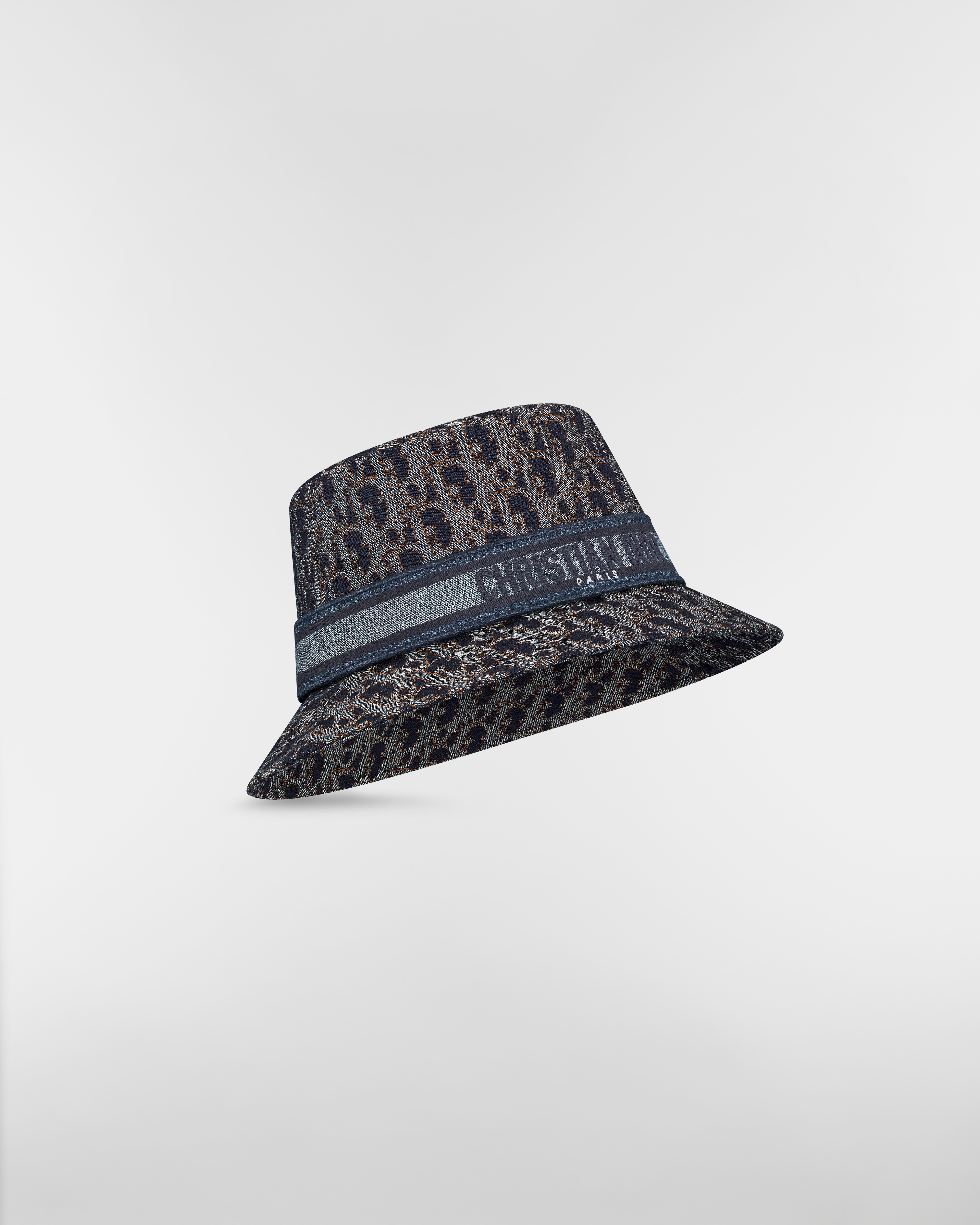 หมวกบัคเก็ตปีกสั้น D-Bobby ผ้าเดนิมลาย Dior Oblique ผ้าแจ็กการ์ดสีน้ำเงินพร้อมด้วยการเดินด้ายสีตัดกัน E03