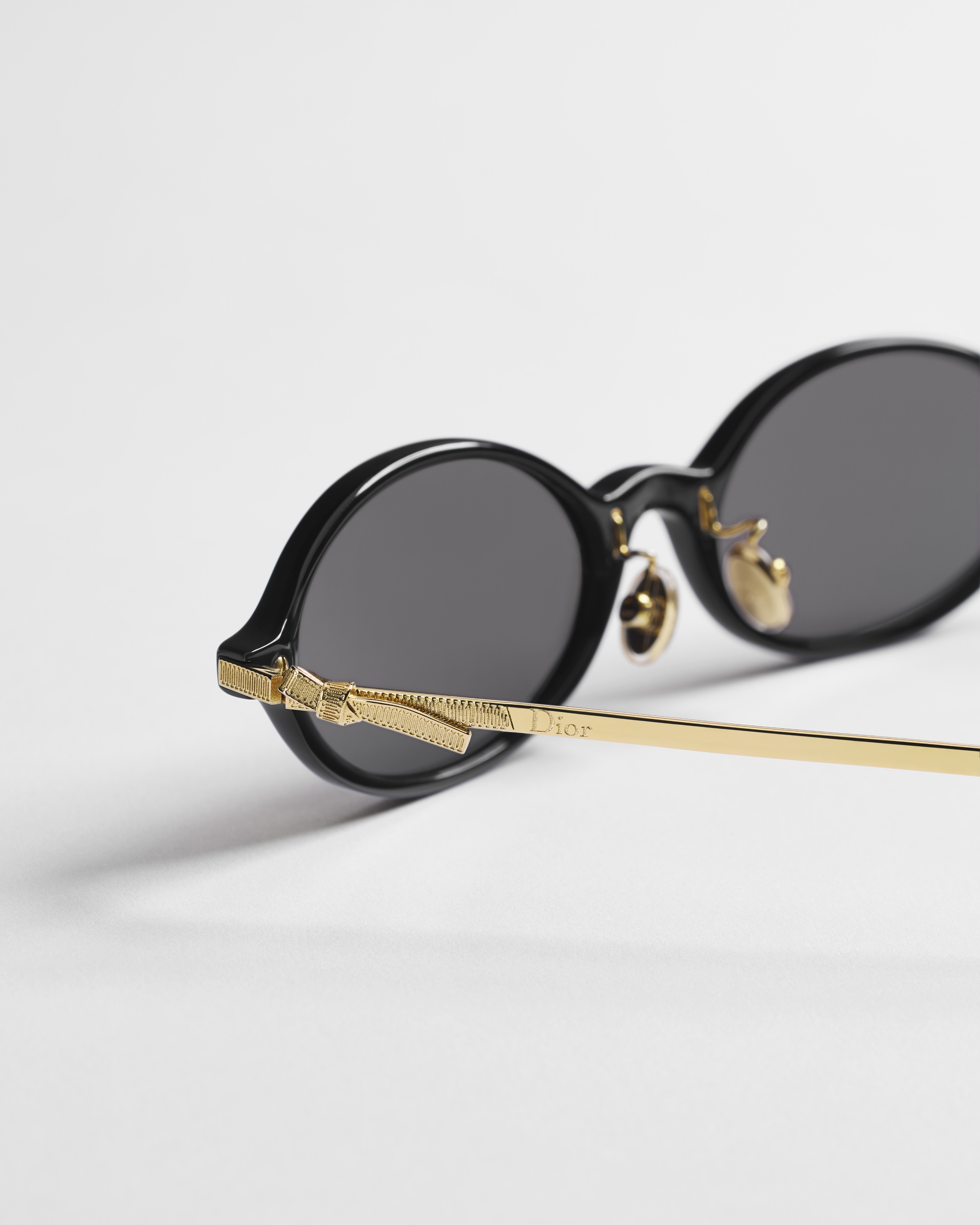 Dior Bow R2F แว่นตากันแดดทรงรีสีดํา E08