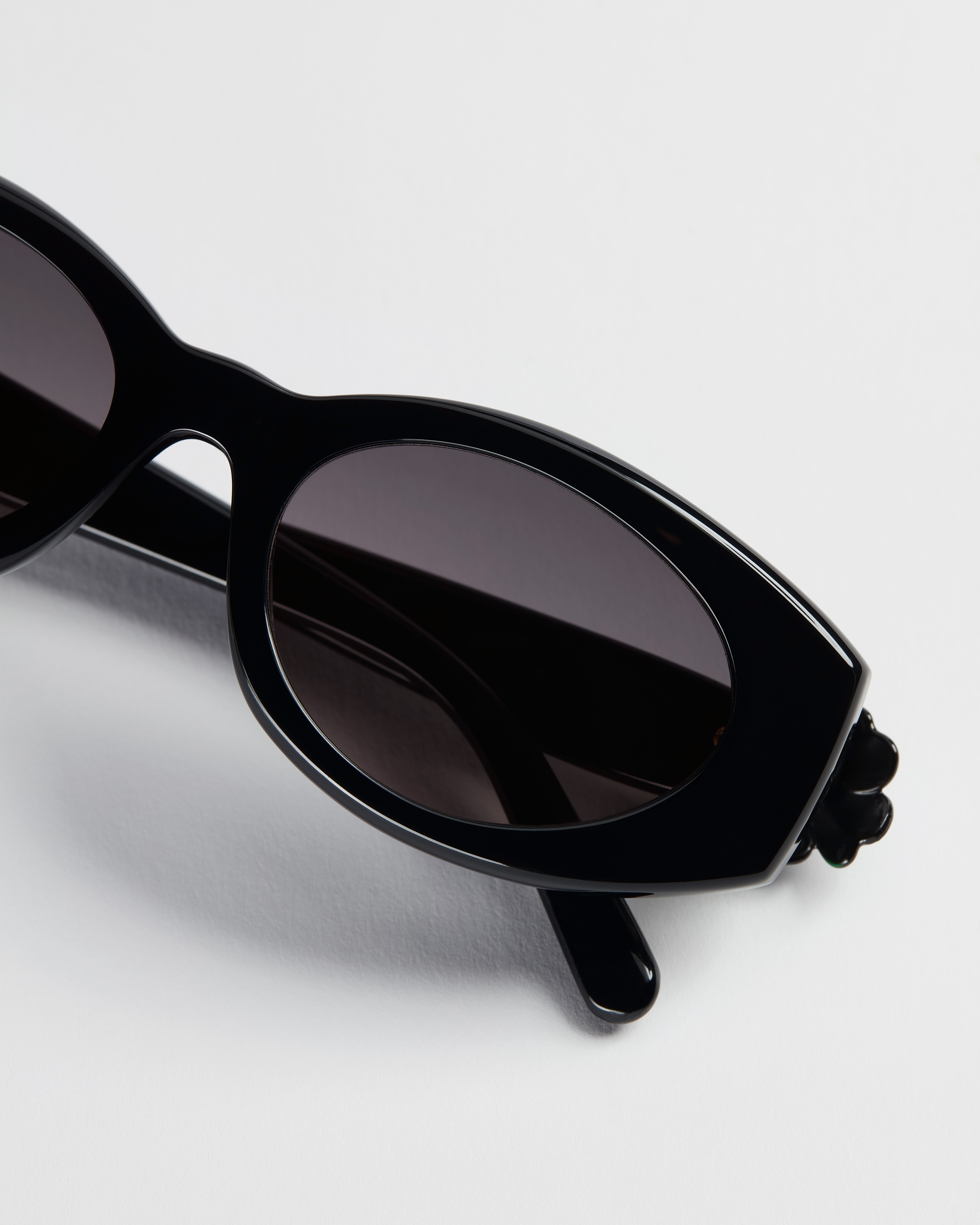 Dior Clover B1I Shiny Black Oval Sunglasses E06