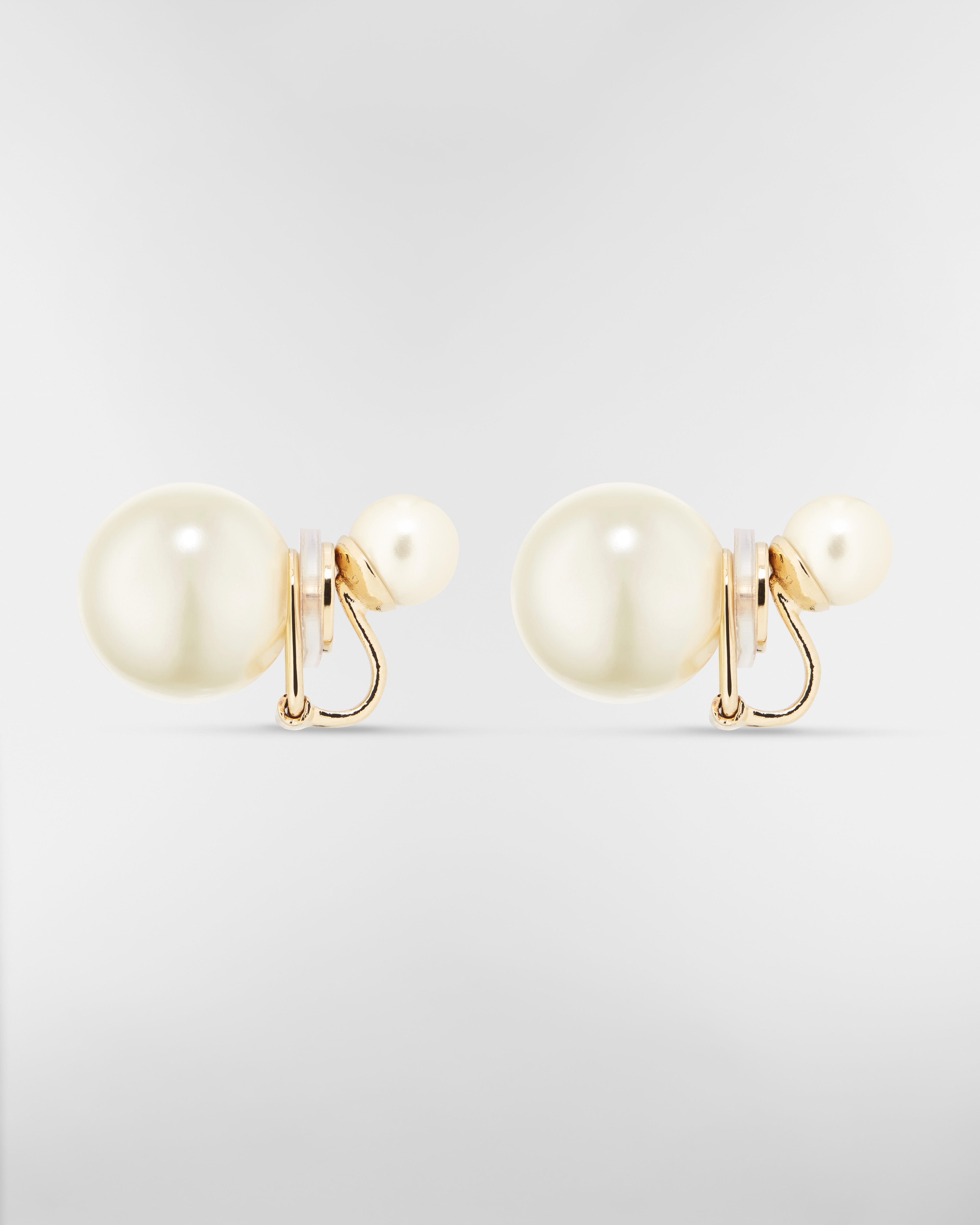 Boucles d'oreilles clip Dior Tribales Métal finition dorée et perles en résine blanche E02