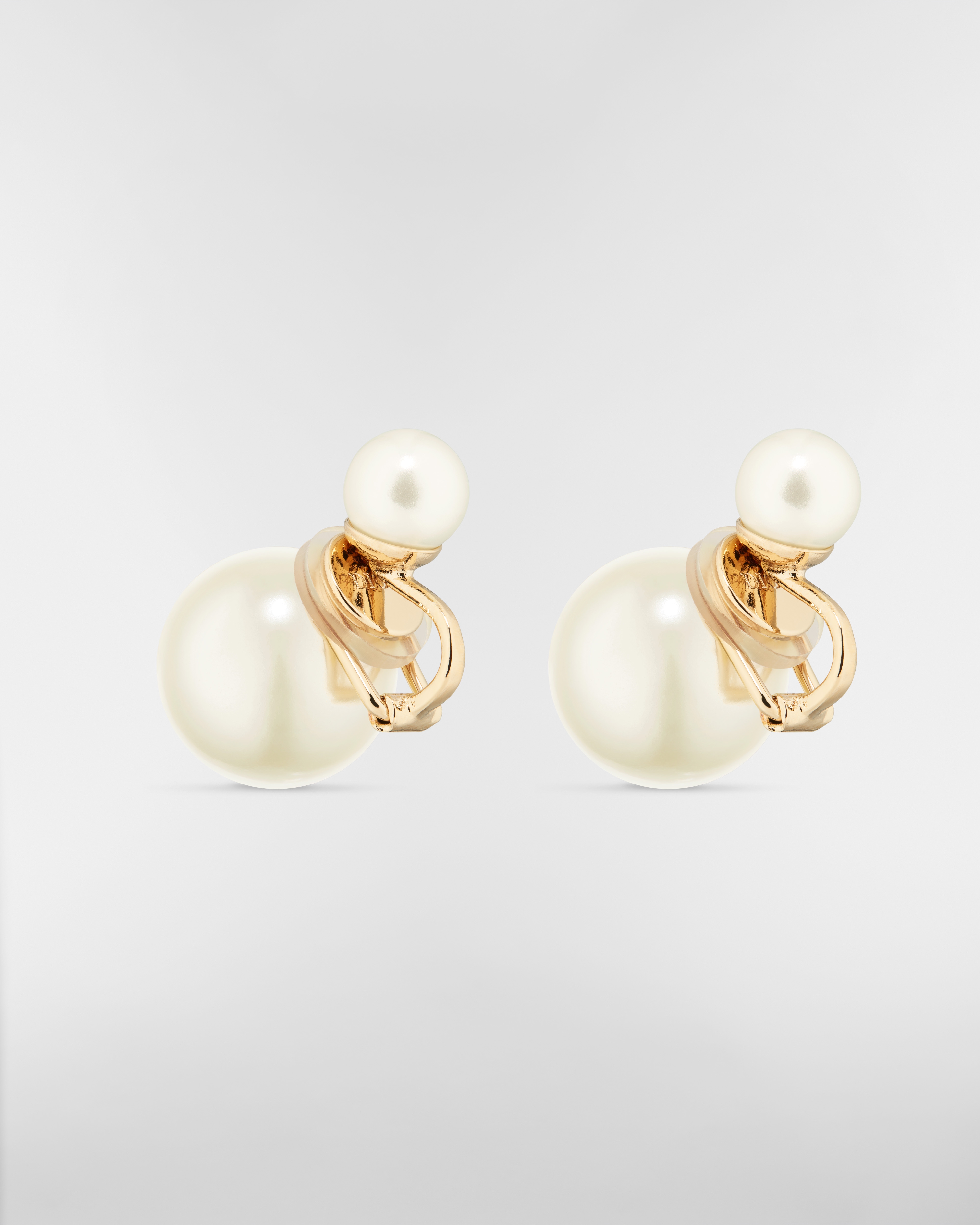 Boucles d'oreilles clip Dior Tribales Métal finition dorée et perles en résine blanche E03