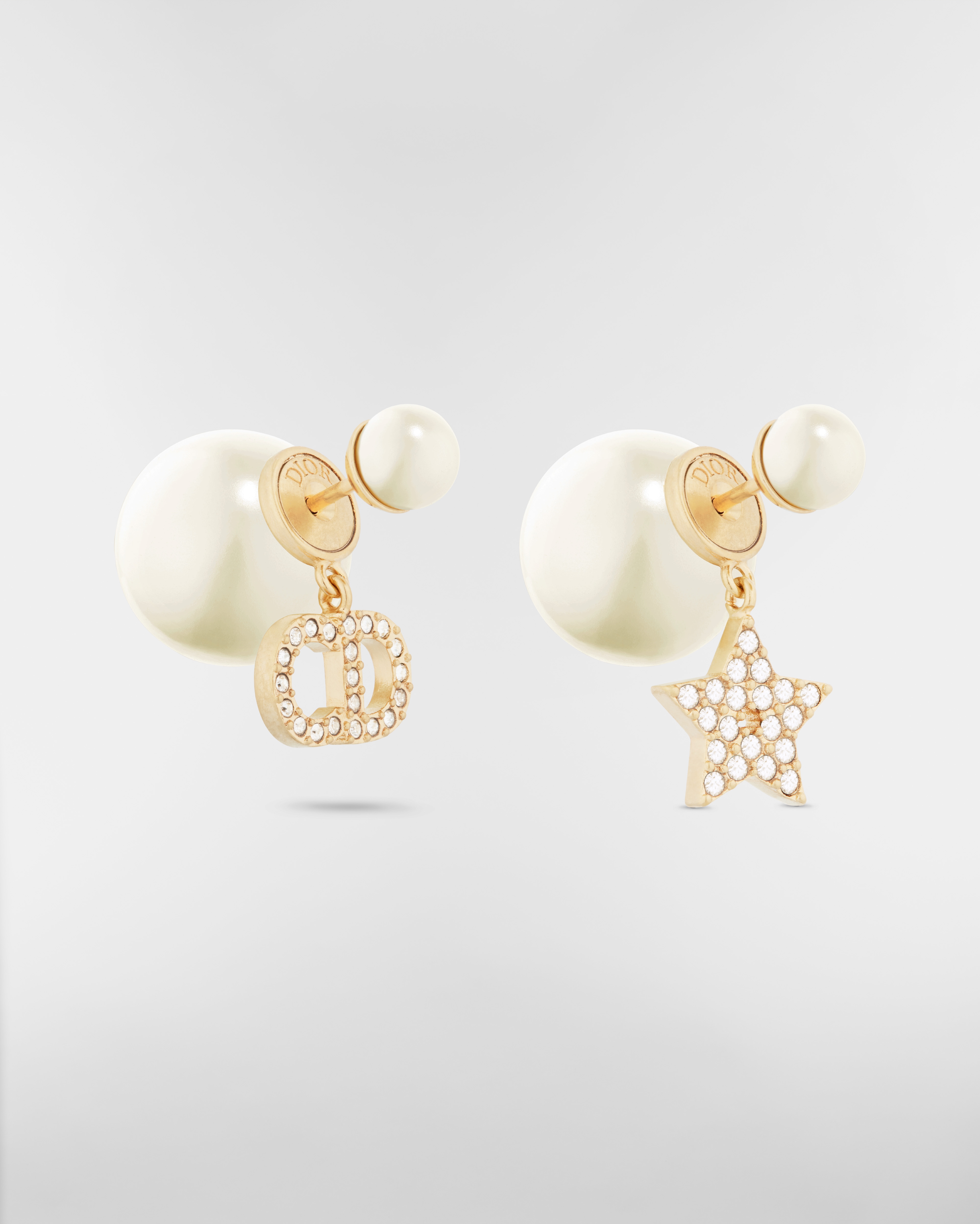 Orecchini Dior Tribales Metallo con finitura color oro, perle in resina bianca e cristalli color argento E03