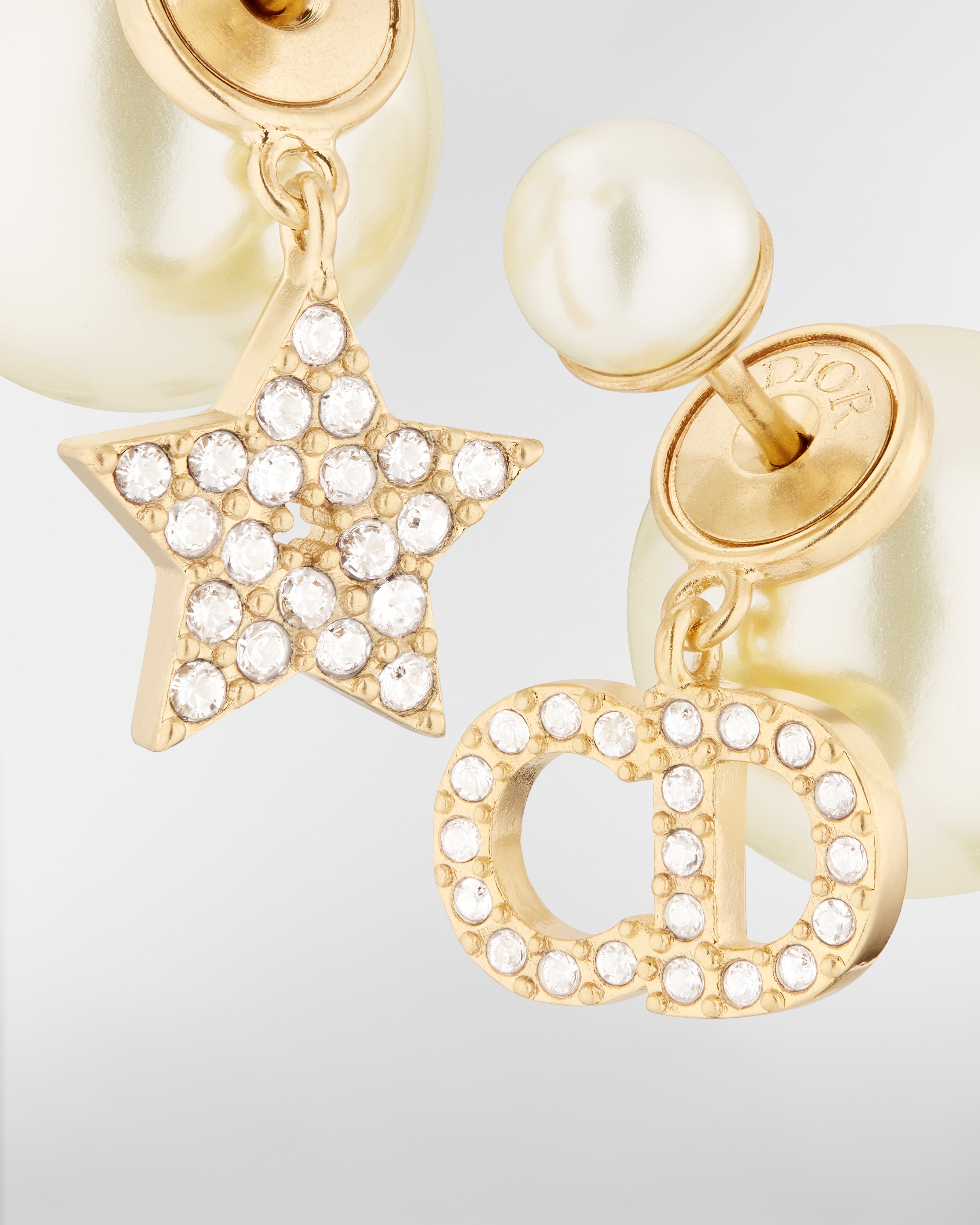 Orecchini Dior Tribales Metallo con finitura color oro, perle in resina bianca e cristalli color argento E09